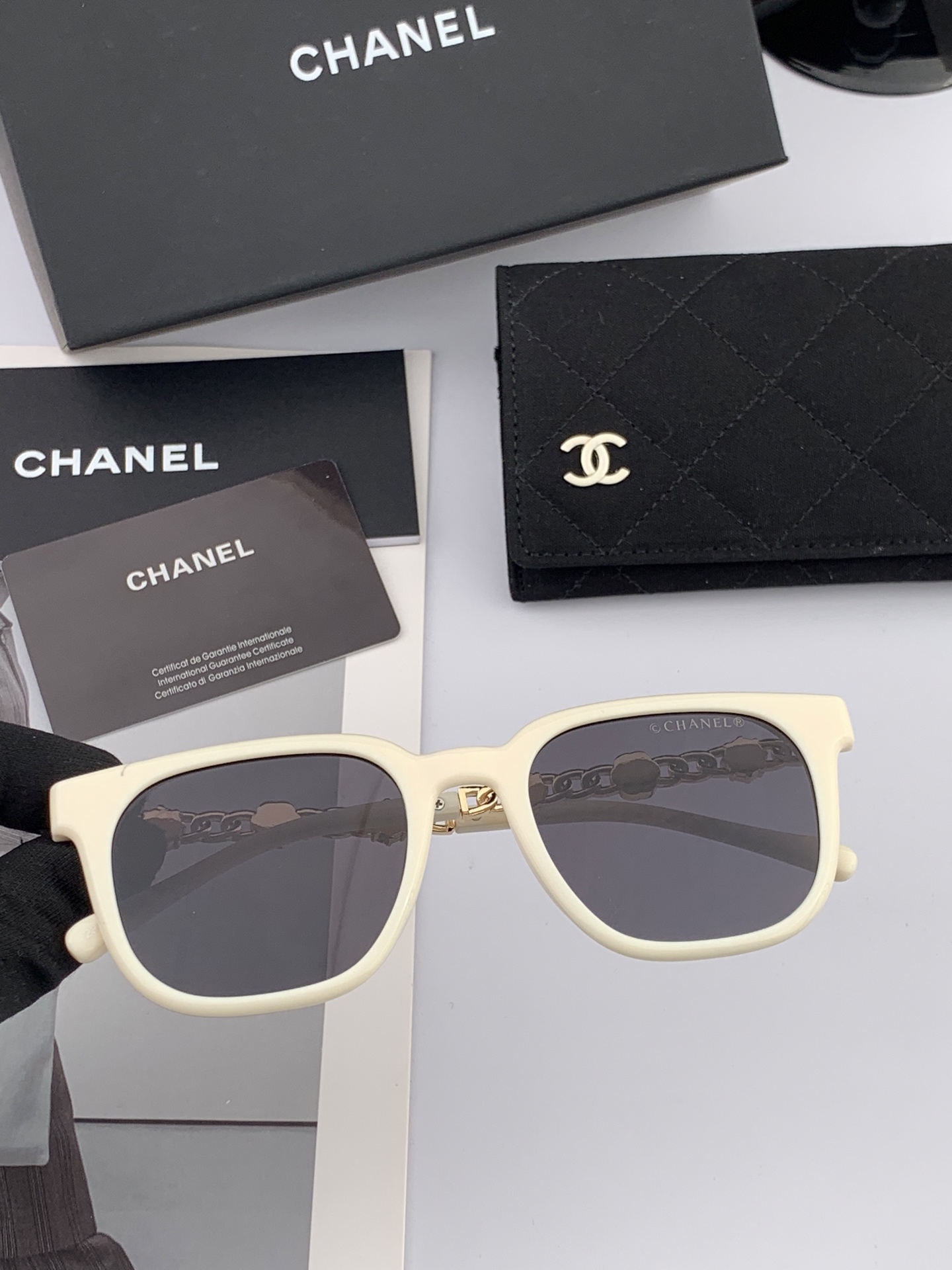    新品CHANEL 香奈儿太阳镜以独特魅力和前卫风格诠释春夏最新眼镜，质感超好佩带舒适 型号：CH5