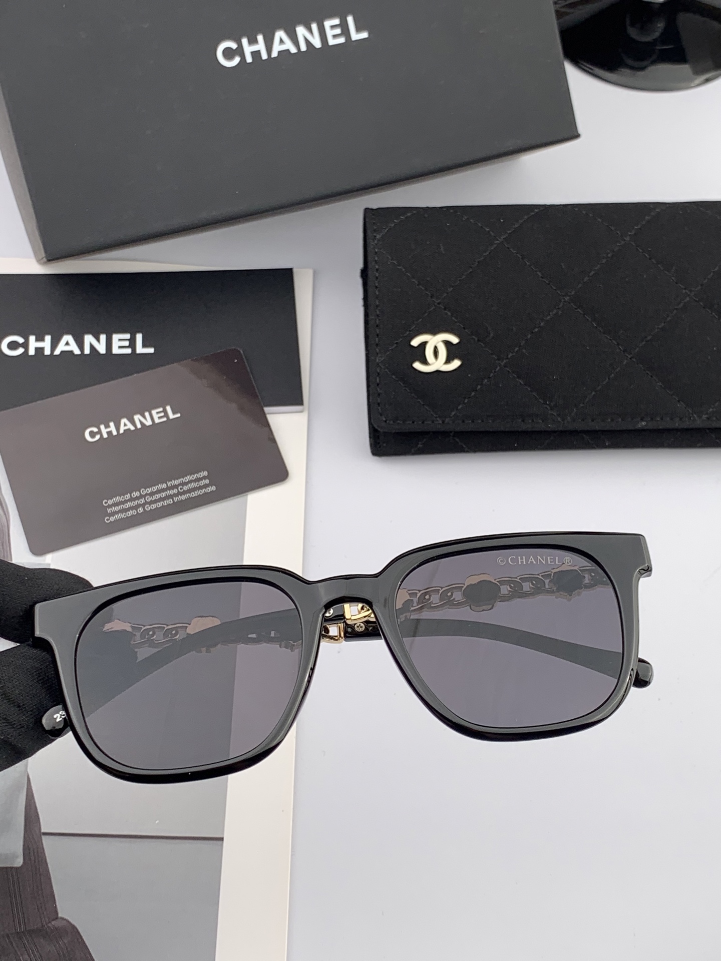    新品CHANEL 香奈儿太阳镜以独特魅力和前卫风格诠释春夏最新眼镜，质感超好佩带舒适 型号：CH5