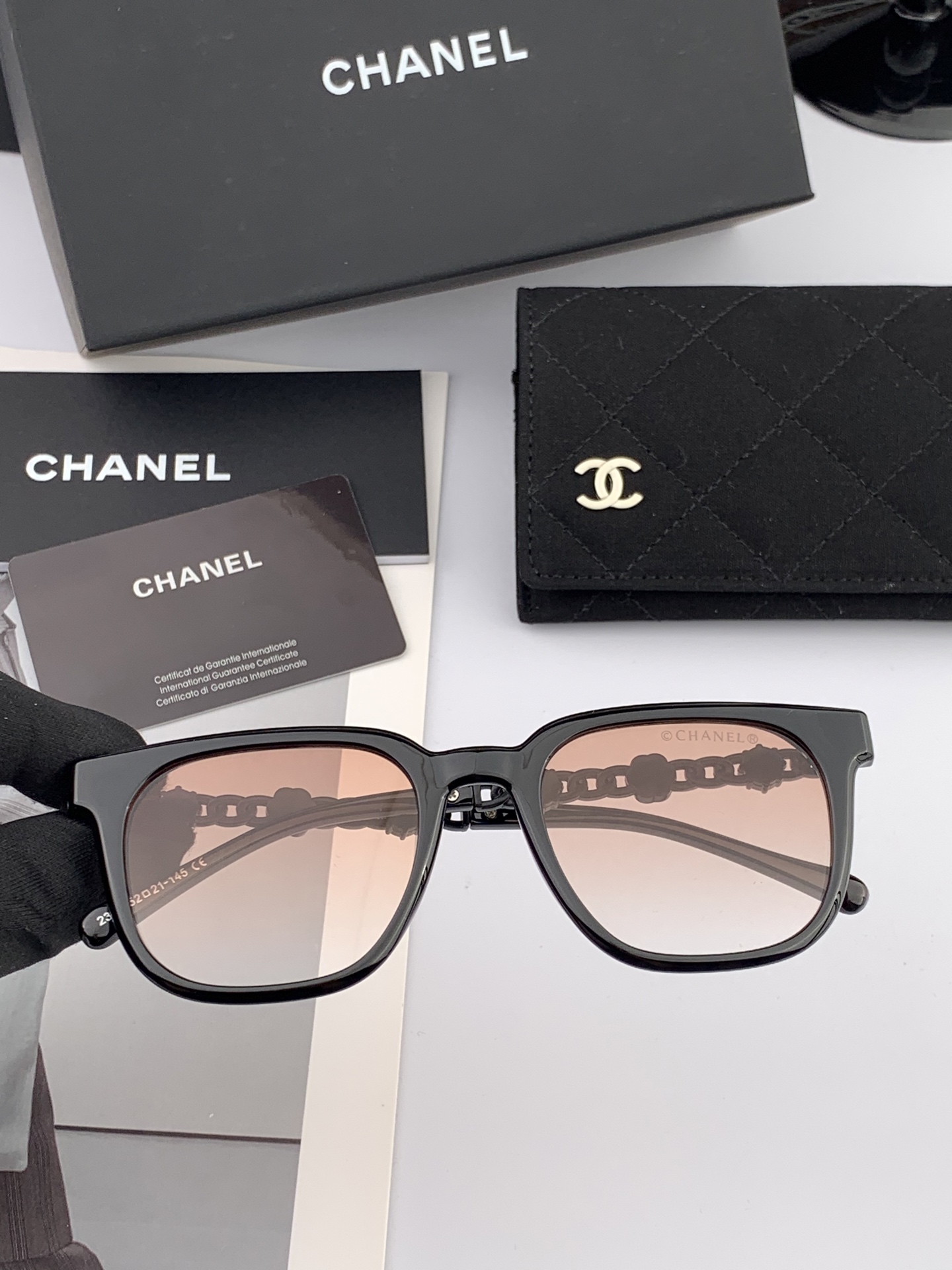    新品CHANEL 香奈儿太阳镜以独特魅力和前卫风格诠释春夏最新眼镜，质感超好佩带舒适 型号：CH5