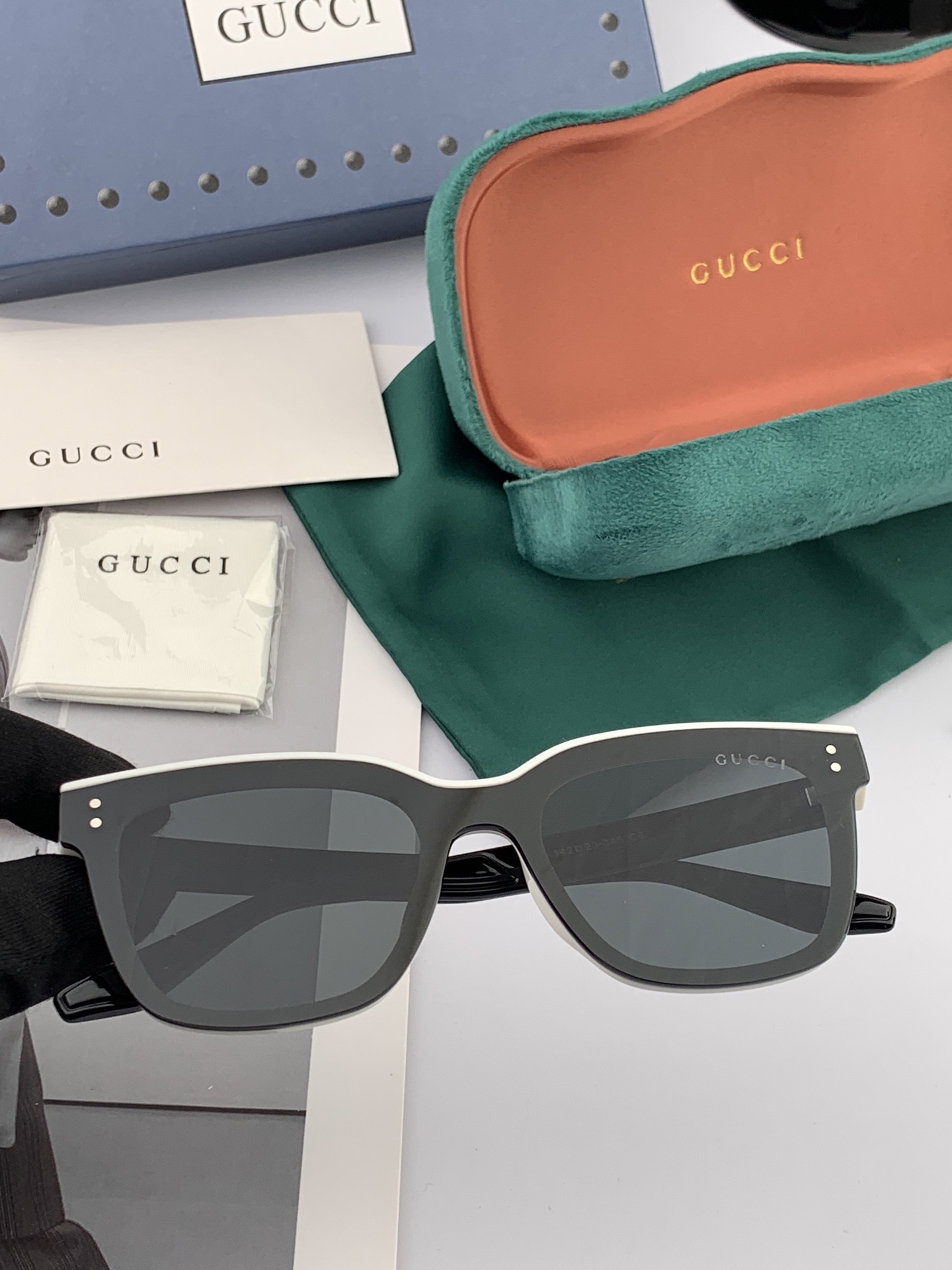   GUCCI  新款连体尼龙偏光太眼镜，情侣款时尚方框太阳镜佩戴舒适网红潮流款墨镜，大气女人范儿，大脸