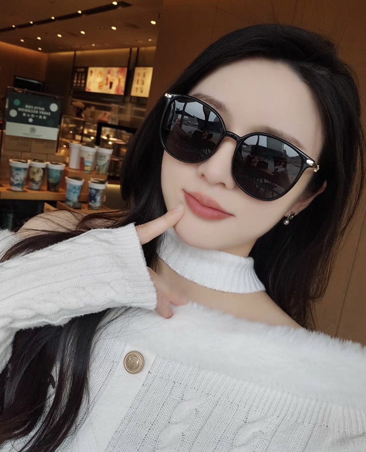  新品CHANEL 香奈儿太阳镜以独特魅力和前卫风格诠释春夏最新眼镜，以方框设计两边经典小香珍珠做点缀，
