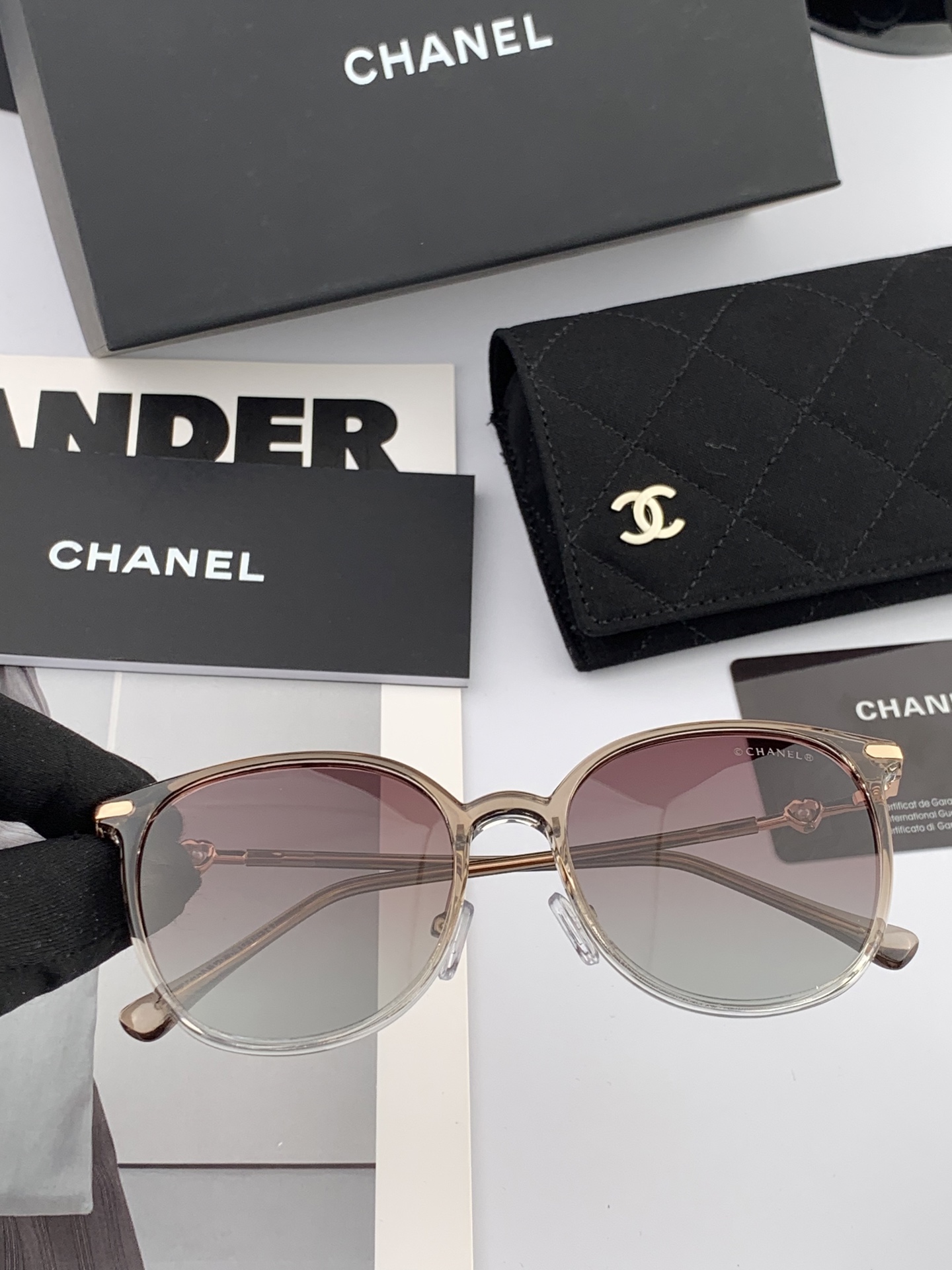  新品CHANEL 香奈儿太阳镜以独特魅力和前卫风格诠释春夏最新眼镜，以方框设计两边经典小香珍珠做点缀，