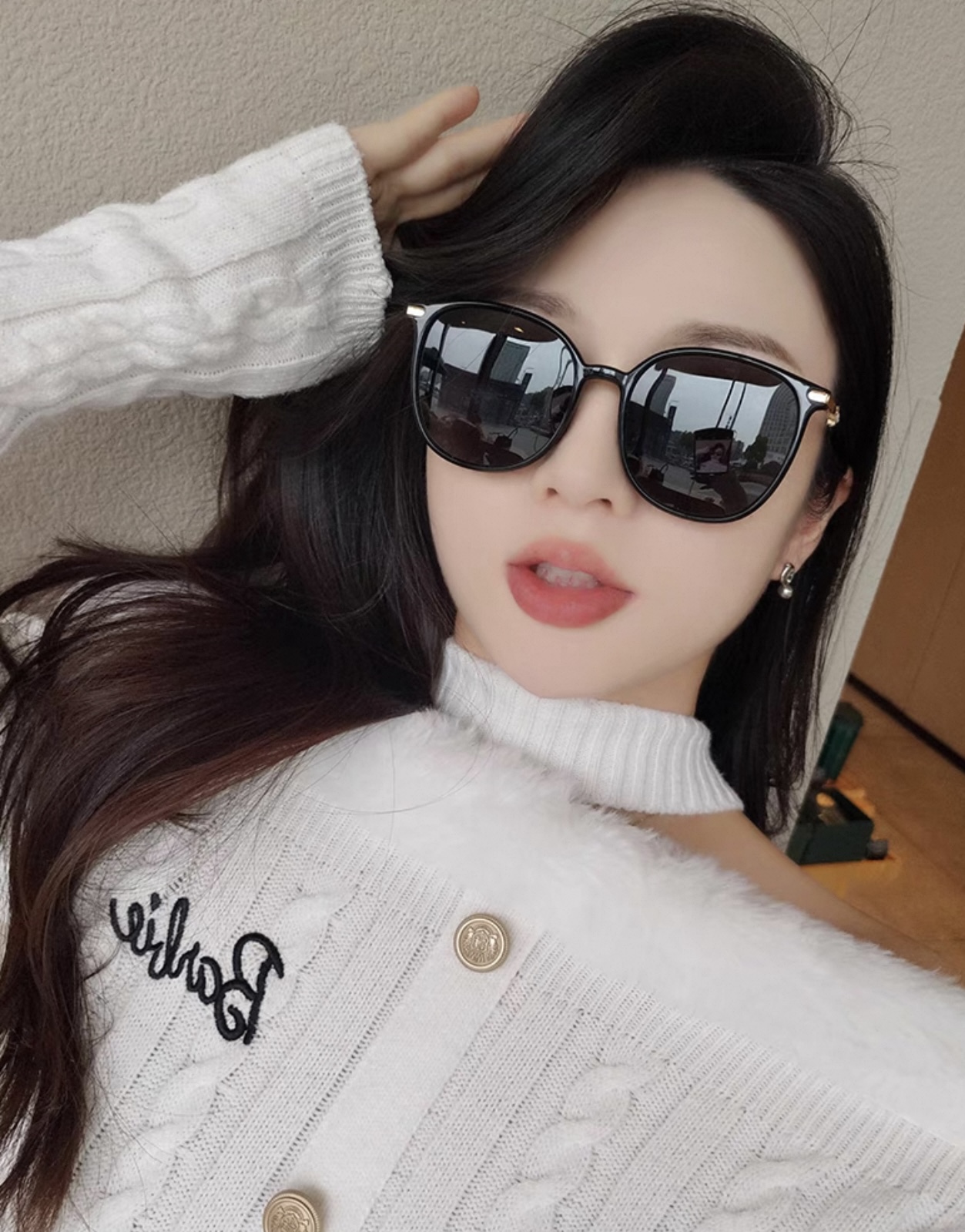  新品CHANEL 香奈儿太阳镜以独特魅力和前卫风格诠释春夏最新眼镜，以方框设计两边经典小香珍珠做点缀，