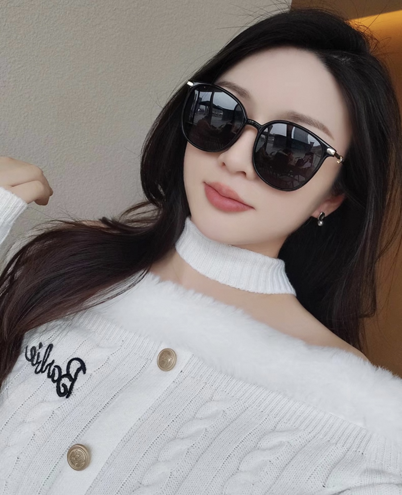  新品CHANEL 香奈儿太阳镜以独特魅力和前卫风格诠释春夏最新眼镜，以方框设计两边经典小香珍珠做点缀，