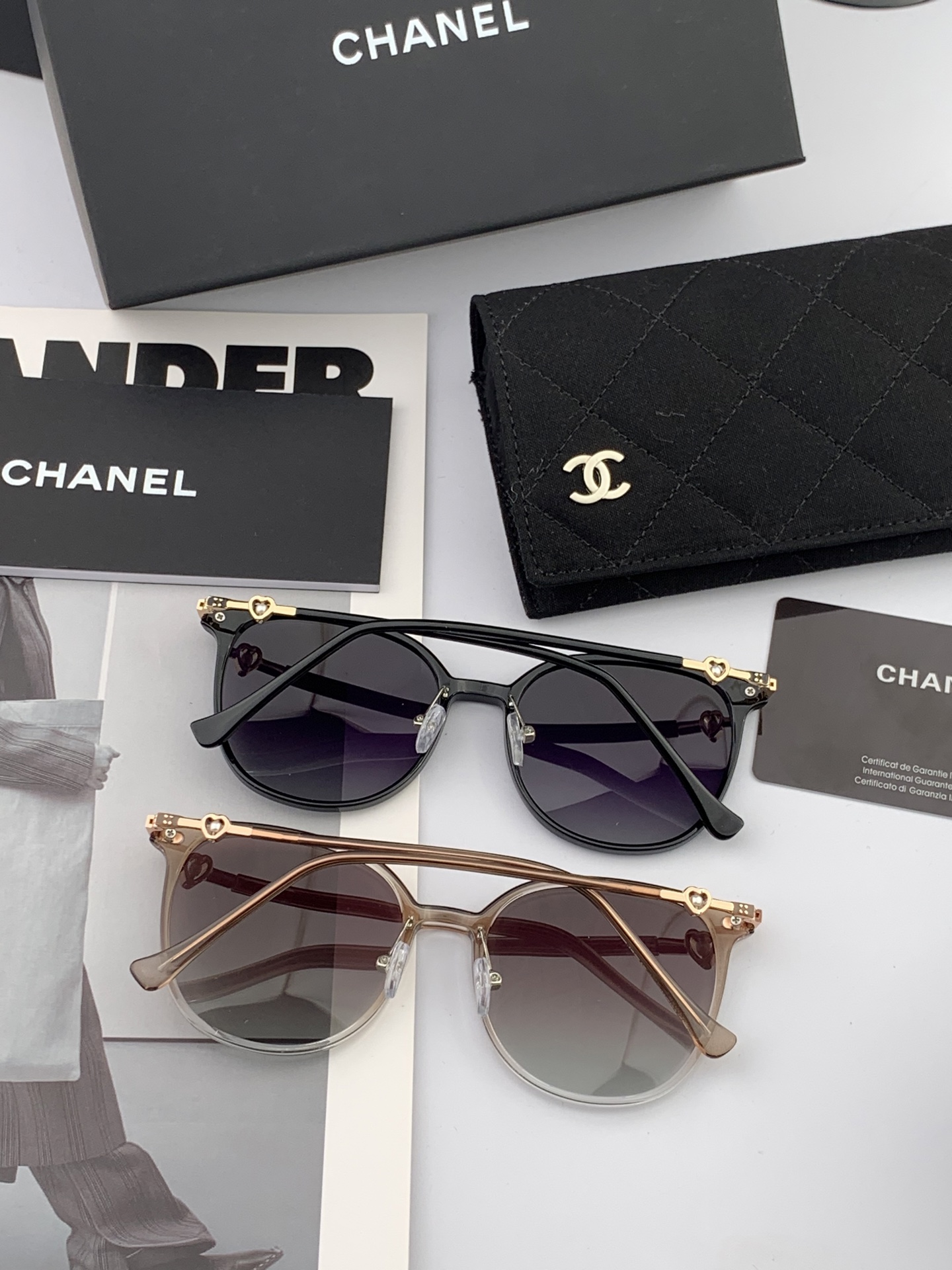  新品CHANEL 香奈儿太阳镜以独特魅力和前卫风格诠释春夏最新眼镜，以方框设计两边经典小香珍珠做点缀，