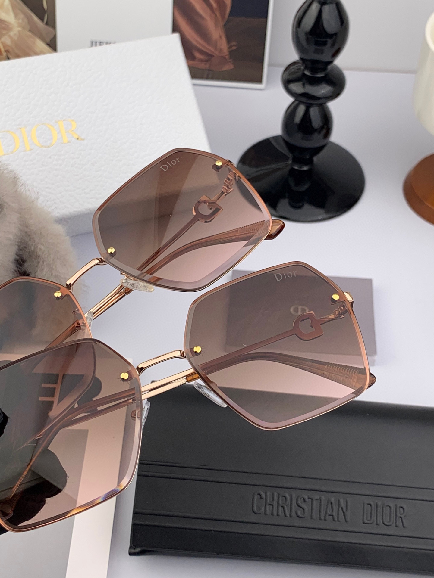   DIOR 2025新款女士方框太阳眼镜 开车墨镜 新款金属无框太阳镜  时尚大方 舒适轻盈 精致奢华