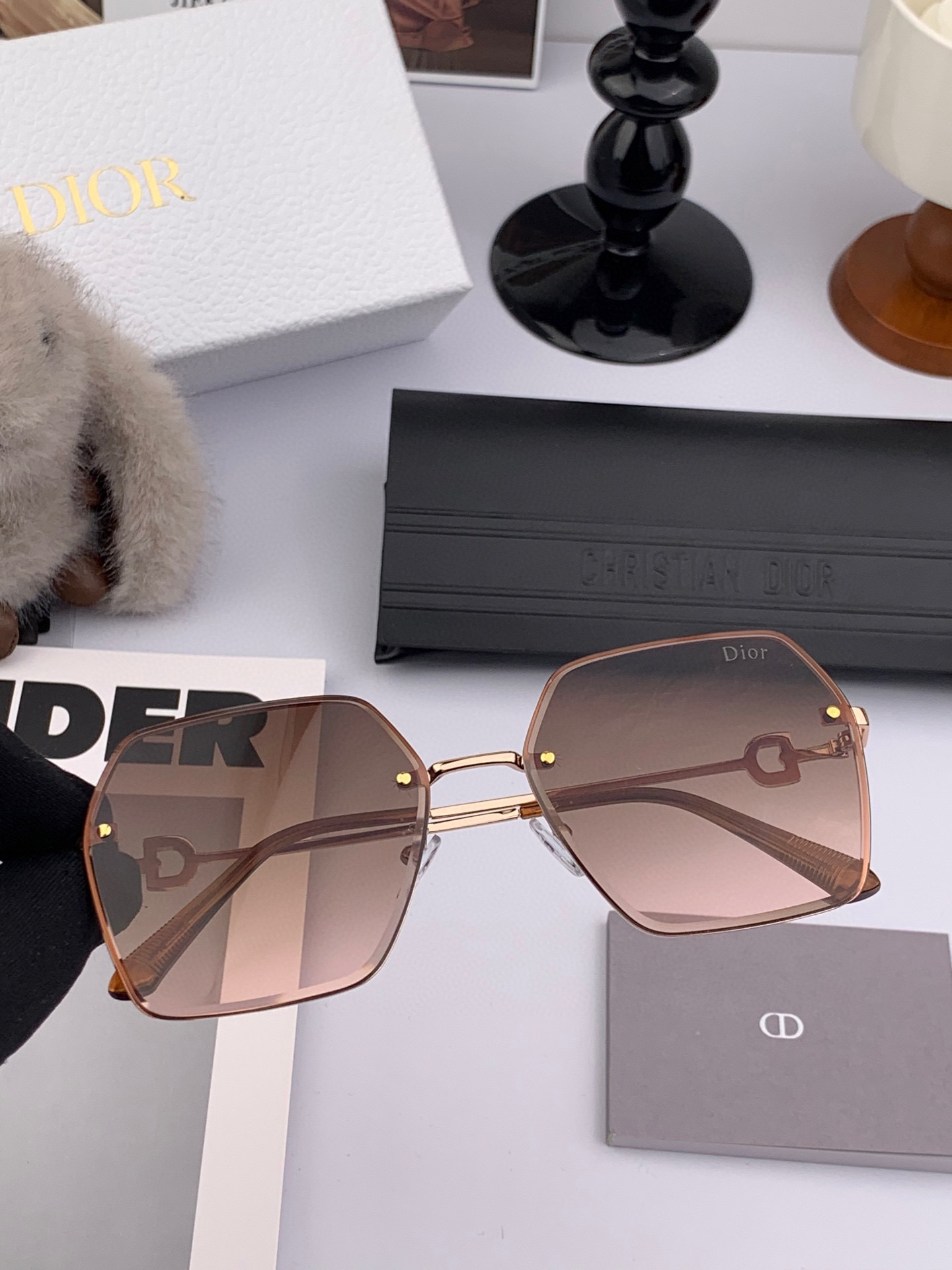   DIOR 2025新款女士方框太阳眼镜 开车墨镜 新款金属无框太阳镜  时尚大方 舒适轻盈 精致奢华