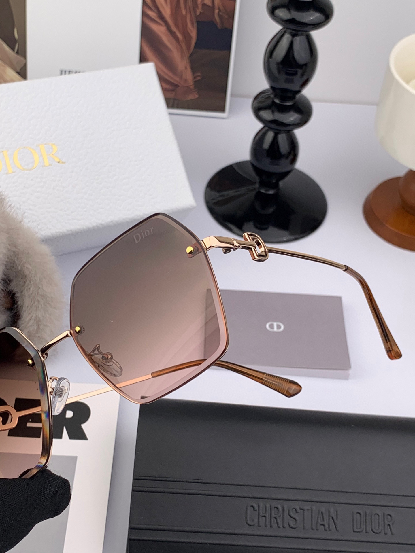   DIOR 2025新款女士方框太阳眼镜 开车墨镜 新款金属无框太阳镜  时尚大方 舒适轻盈 精致奢华