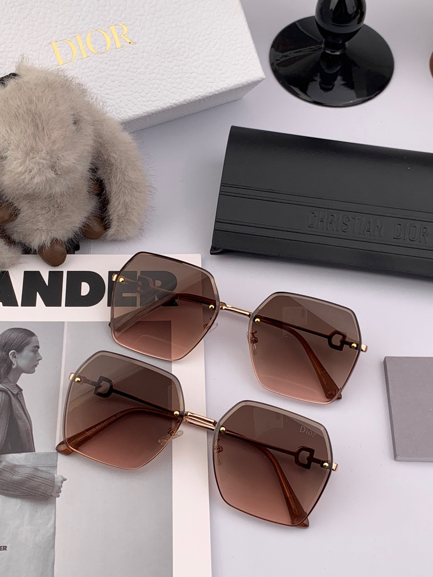   DIOR 2025新款女士方框太阳眼镜 开车墨镜 新款金属无框太阳镜  时尚大方 舒适轻盈 精致奢华