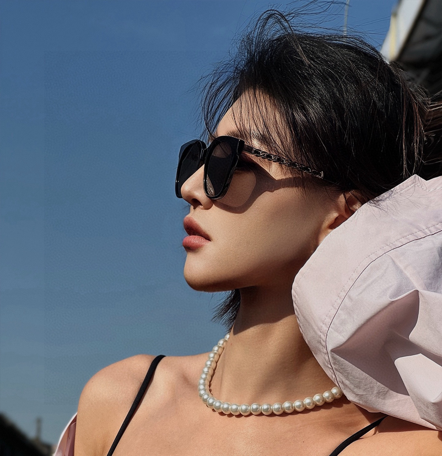  香奈儿2025 开春新款大框太阳镜男女同款 😎 
爆款大框尼龙太阳镜 超逼格超酷 
镜腿品牌设计感强 