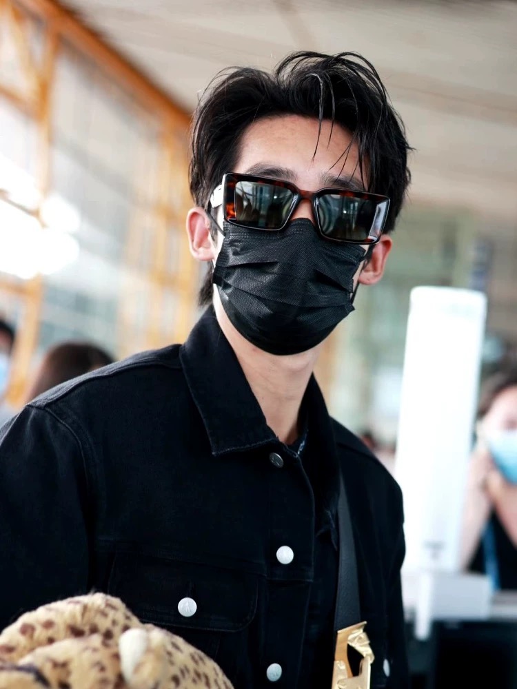  连体镜GUCCI2025开春新款一体镜 大框太阳镜男女同款 😎 
爆款大框尼龙太阳镜 超逼格超酷 
镜