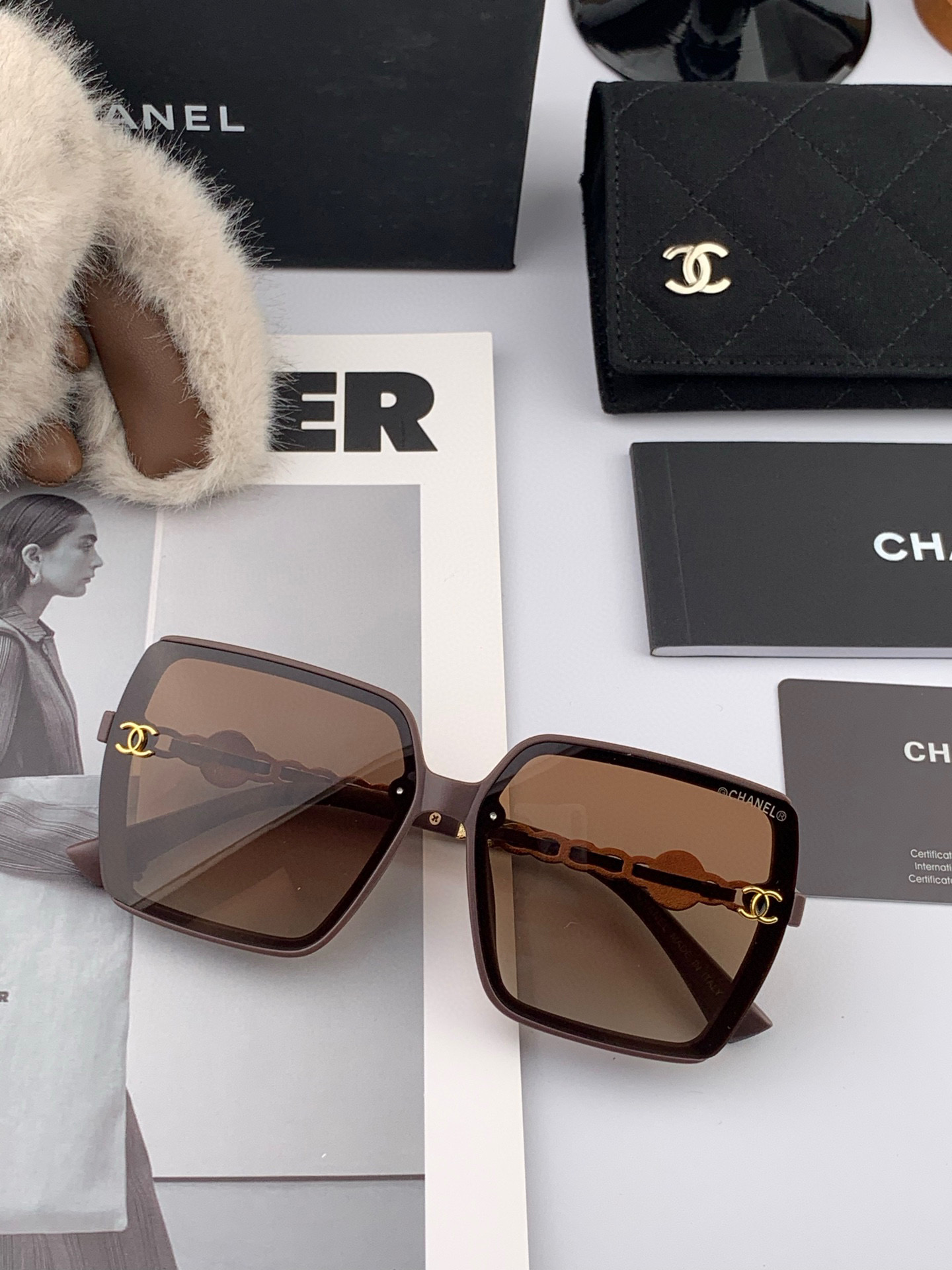    新品CHANEL 香奈儿太阳镜以独特魅力和前卫风格诠释春夏最新眼镜，质感超好佩带舒适 型号：CH7