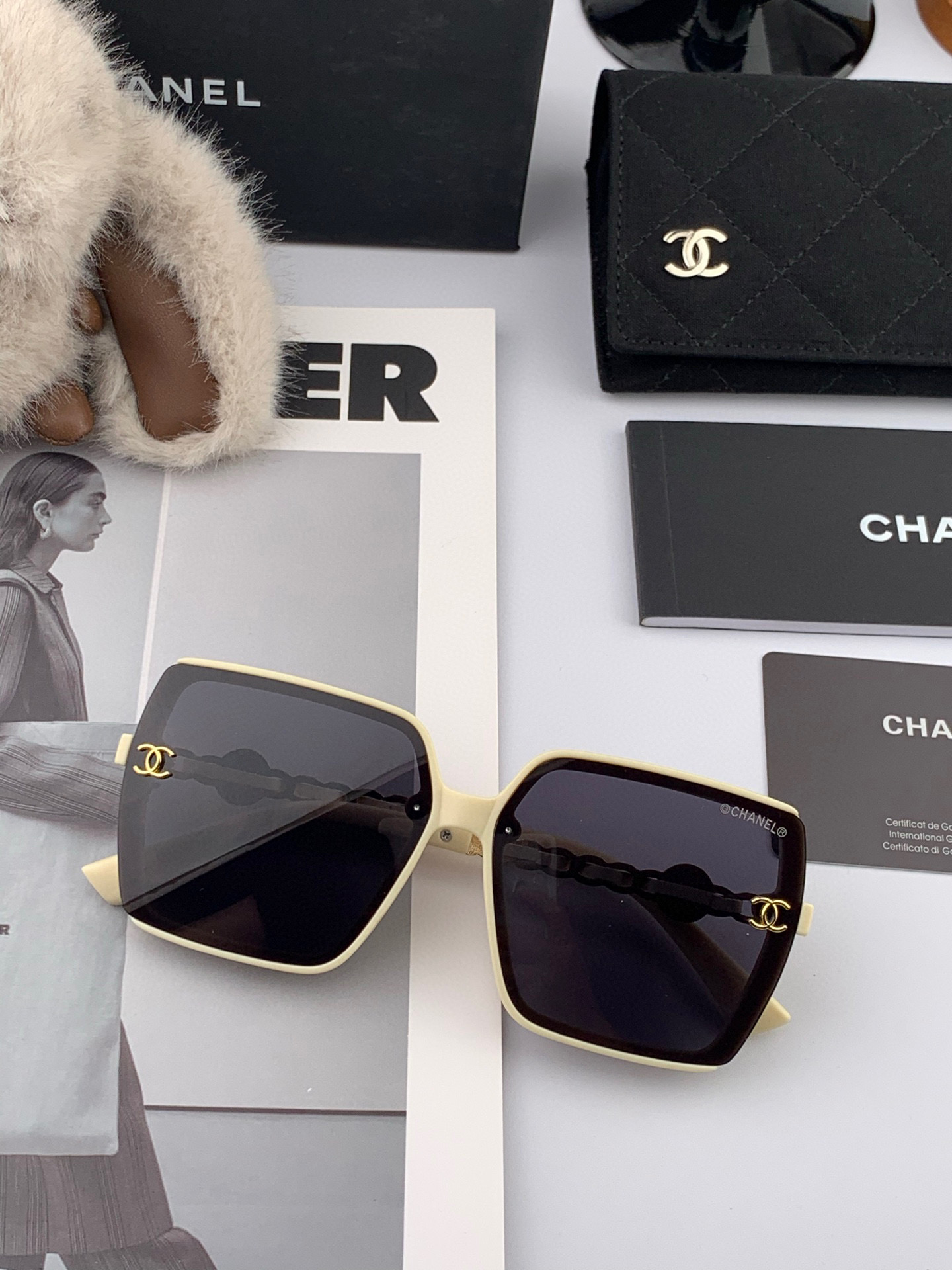    新品CHANEL 香奈儿太阳镜以独特魅力和前卫风格诠释春夏最新眼镜，质感超好佩带舒适 型号：CH7