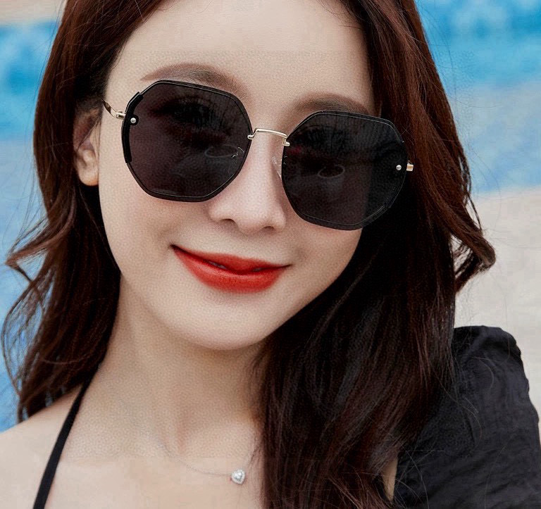    新品CHANEL 香奈儿太阳镜以独特魅力和前卫风格诠释春夏最新眼镜，质感超好佩带舒适 型号：CH0