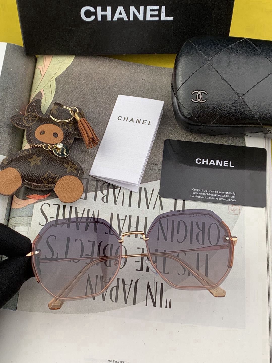    新品CHANEL 香奈儿太阳镜以独特魅力和前卫风格诠释春夏最新眼镜，质感超好佩带舒适 型号：CH0