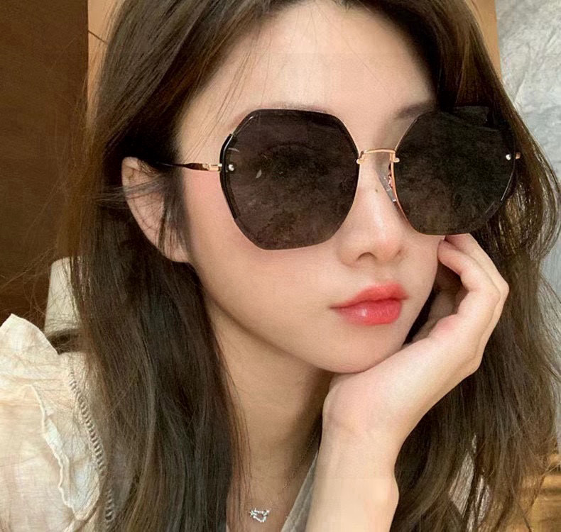    新品CHANEL 香奈儿太阳镜以独特魅力和前卫风格诠释春夏最新眼镜，质感超好佩带舒适 型号：CH0