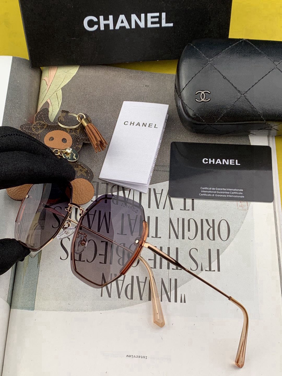    新品CHANEL 香奈儿太阳镜以独特魅力和前卫风格诠释春夏最新眼镜，质感超好佩带舒适 型号：CH0