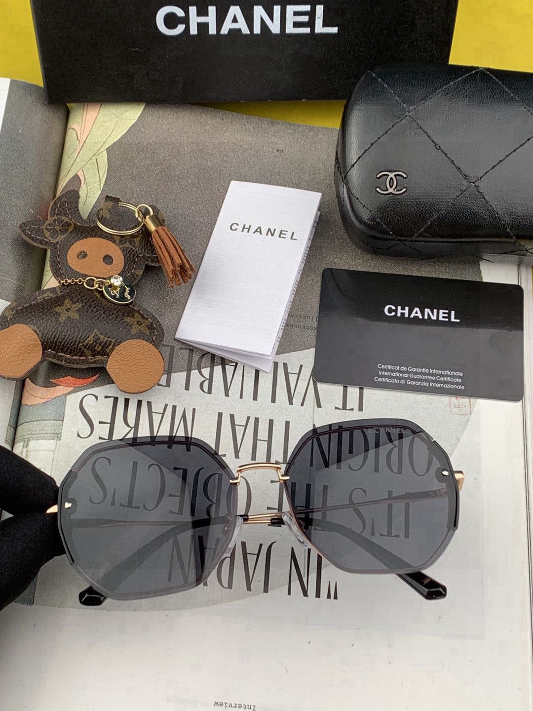    新品CHANEL 香奈儿太阳镜以独特魅力和前卫风格诠释春夏最新眼镜，质感超好佩带舒适 型号：CH0