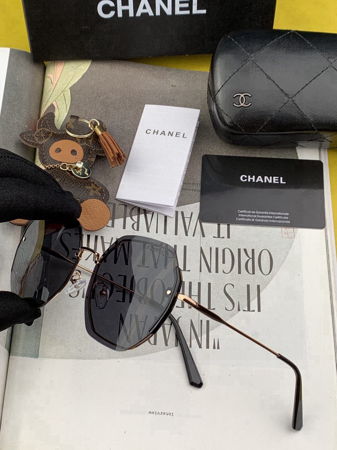    新品CHANEL 香奈儿太阳镜以独特魅力和前卫风格诠释春夏最新眼镜，质感超好佩带舒适 型号：CH0