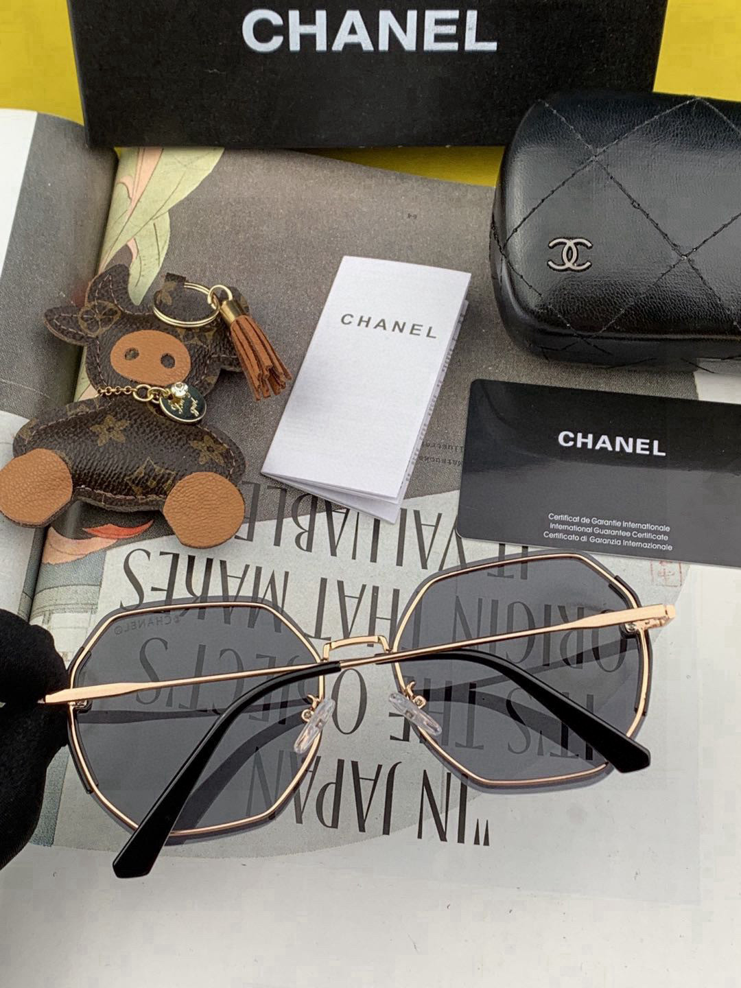    新品CHANEL 香奈儿太阳镜以独特魅力和前卫风格诠释春夏最新眼镜，质感超好佩带舒适 型号：CH0