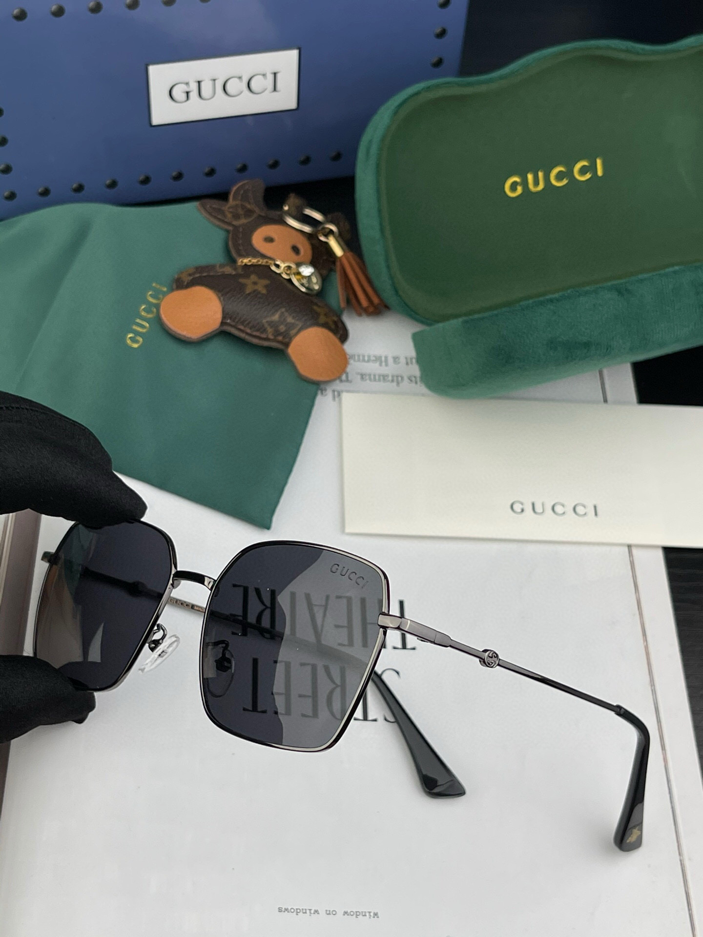   GUCCI-2025新款情侣款偏光太阳镜、完美品质，独特设计  适合各种脸型，‼️经典太阳镜 超个性