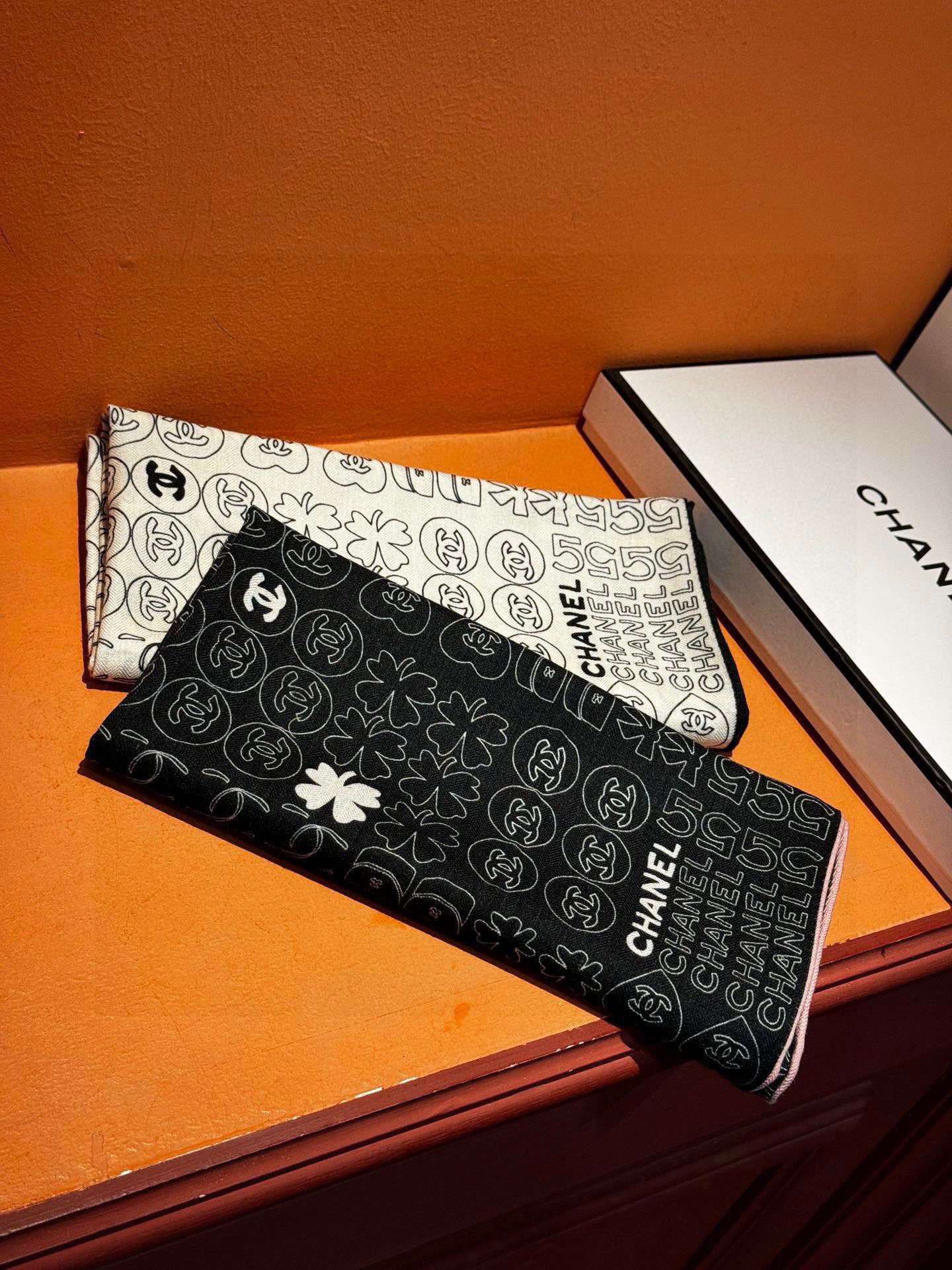   上新❤️
【Chanel】 
经典茶花优雅Coco风，Chanel最新菱格丝绒大方巾~气质到骨子里，