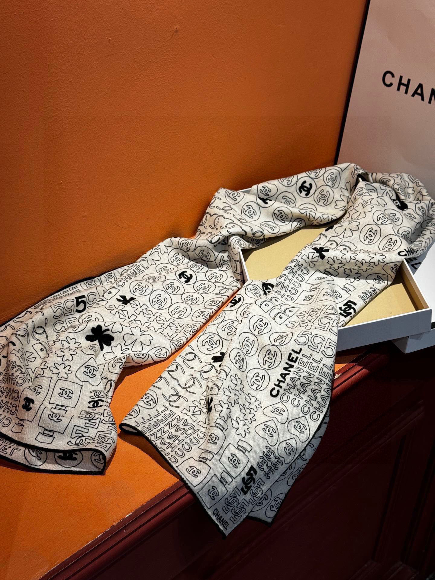   上新❤️
【Chanel】 
经典茶花优雅Coco风，Chanel最新菱格丝绒大方巾~气质到骨子里，