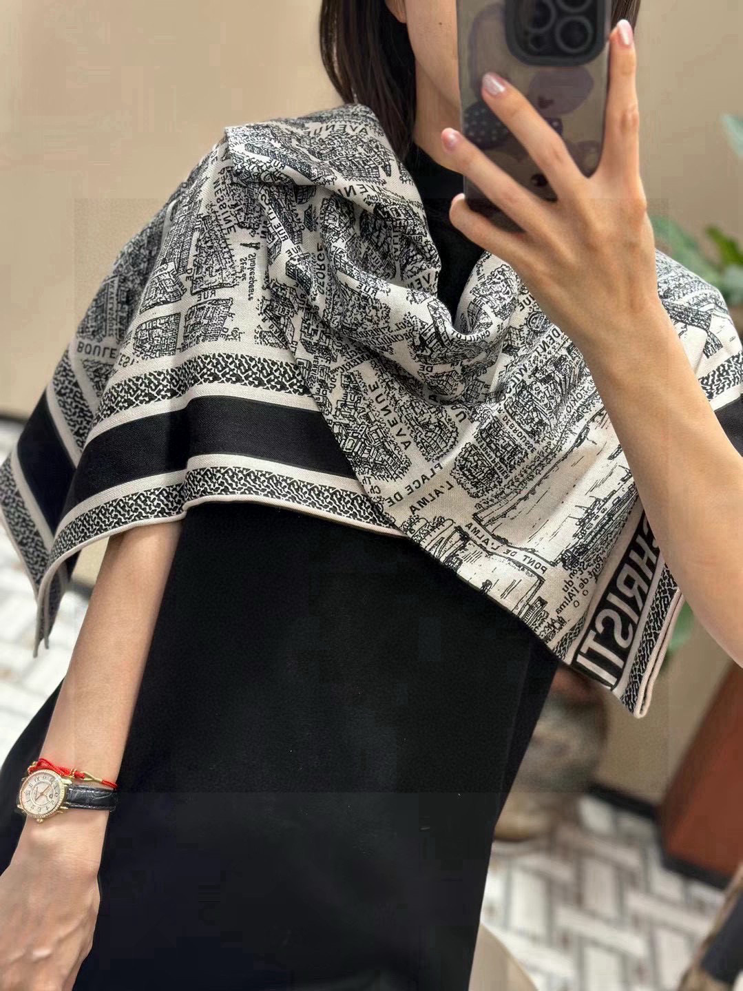  Dior ❤【️巴黎地图】黄金尺寸110*110
双面同色丝绒方巾
 不爱140繁复尺寸的姐妹可以选择