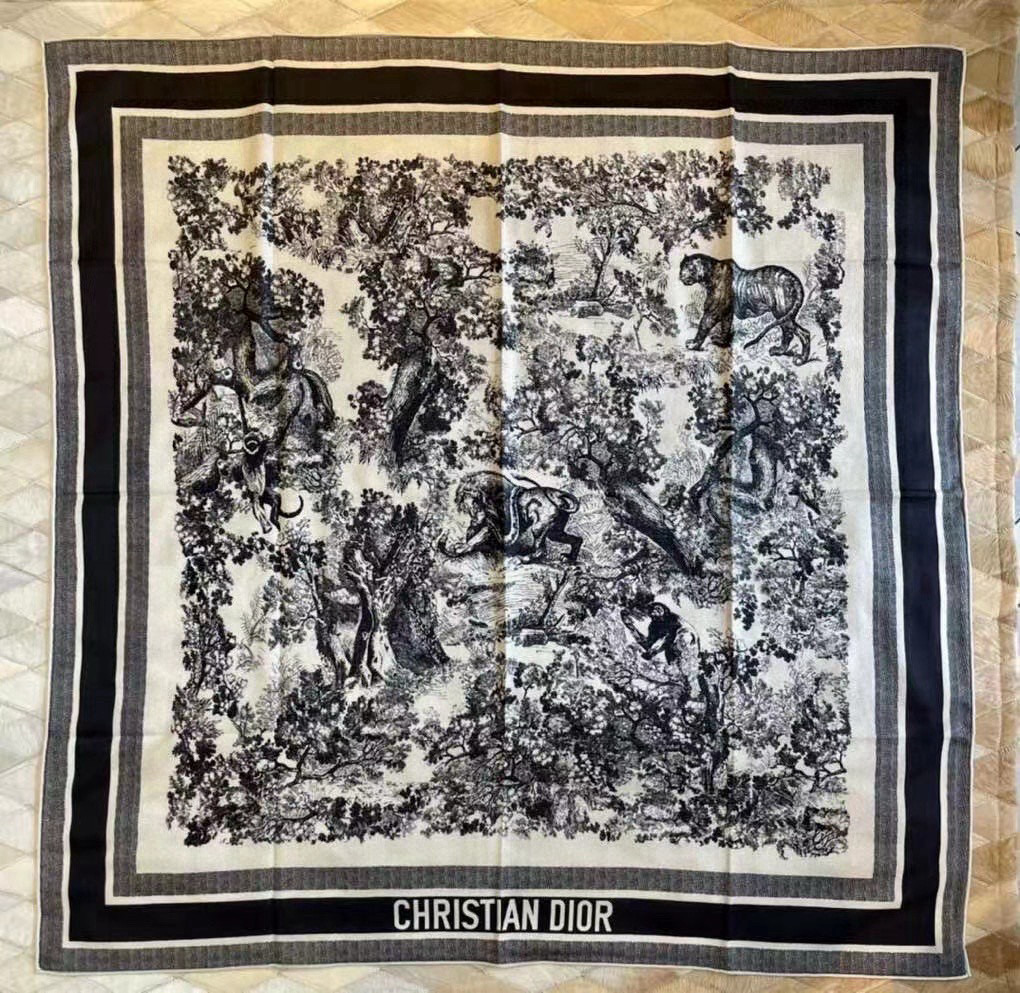  上新❤️ 𝐃𝐈𝐎𝐑 早春新款 《茹伊丛手绘方巾》
size：110x110 cm   【双面同色丝绒方