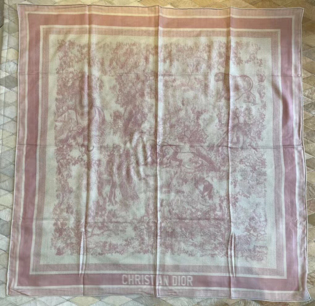  上新❤️ 𝐃𝐈𝐎𝐑 早春新款 《茹伊丛手绘方巾》
size：110x110 cm   【双面同色丝绒方