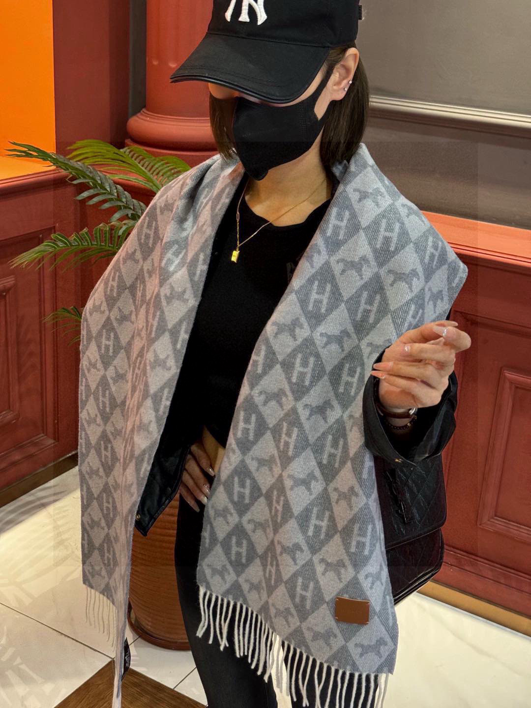   爱马仕👍巴黎时装展商务男士女士羊绒围巾。代工厂臻选上乘的超细羊绒纤维 进行纯手工精梳处理 耗时耗力 