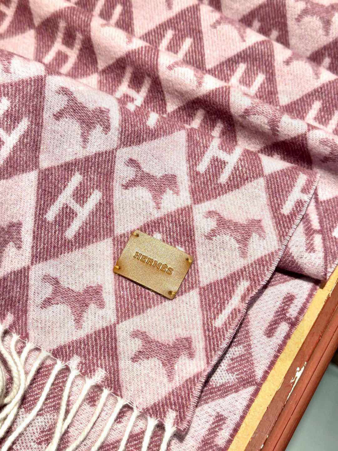  爱马仕👍巴黎时装展商务男士女士羊绒围巾。代工厂臻选上乘的超细羊绒纤维 进行纯手工精梳处理 耗时耗力 