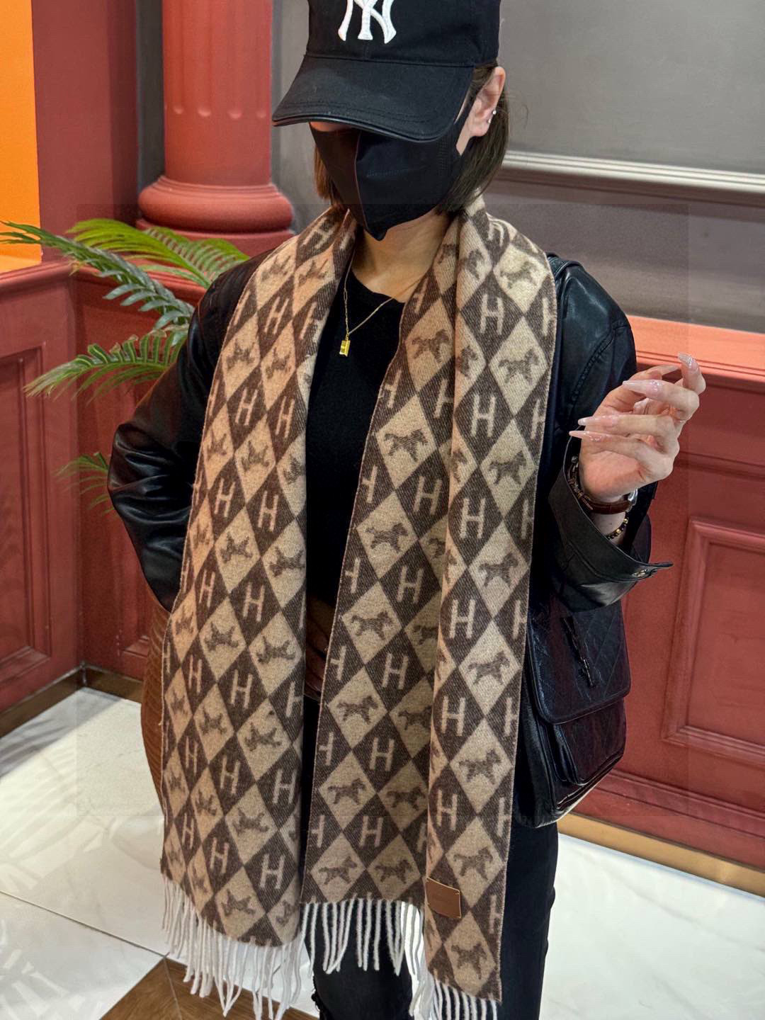   爱马仕👍巴黎时装展商务男士女士羊绒围巾。代工厂臻选上乘的超细羊绒纤维 进行纯手工精梳处理 耗时耗力 