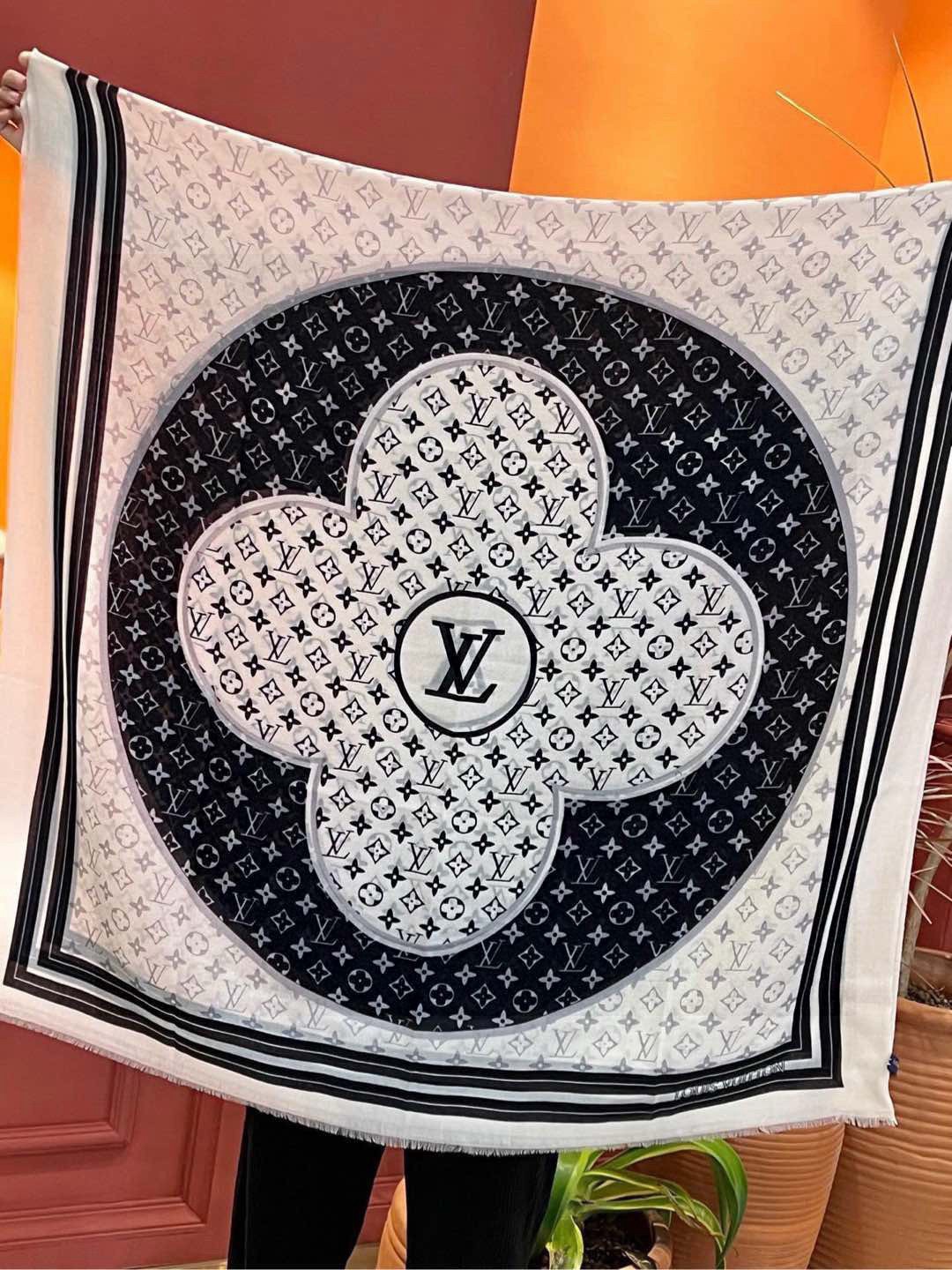   又时髦又百搭！LV新款老花长巾】提升气质和品味的好单品！！四季必备！！真的无敌实用！！Lv难得的羊绒