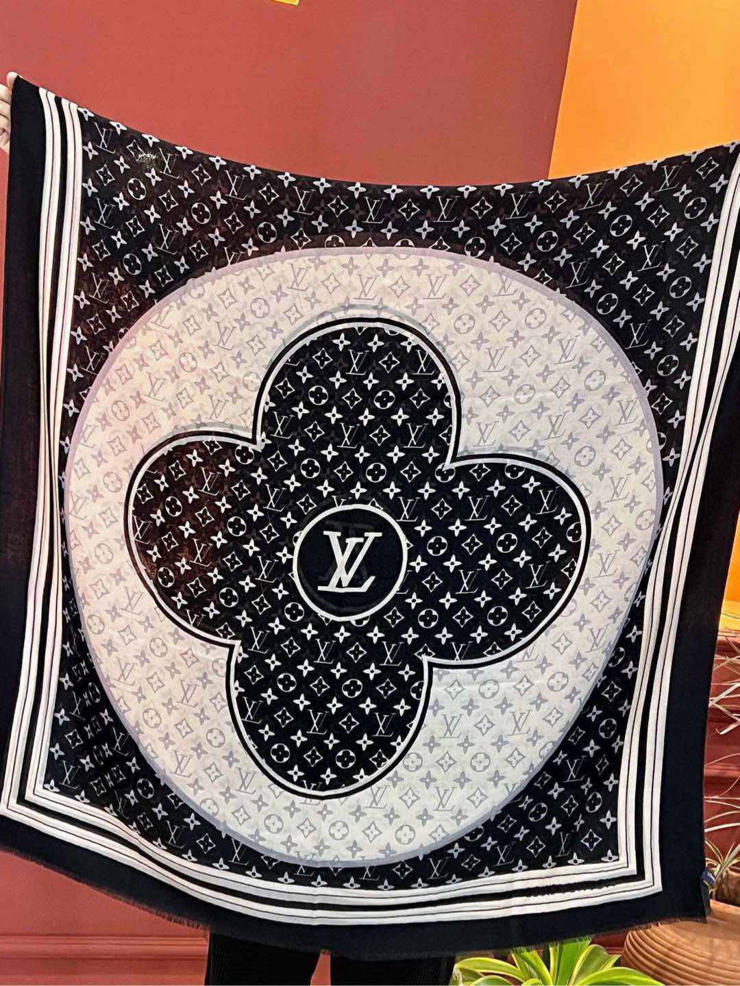   又时髦又百搭！LV新款老花长巾】提升气质和品味的好单品！！四季必备！！真的无敌实用！！Lv难得的羊绒