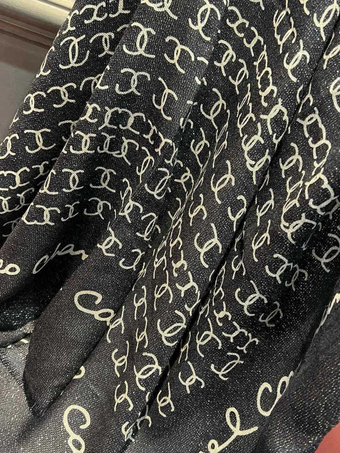  上新🌟 会发光发亮的围巾 💄💋新款客供银线💖羊绒面料长巾 😘美翻了流泪【手绘LOGO银线长巾】御用殿堂