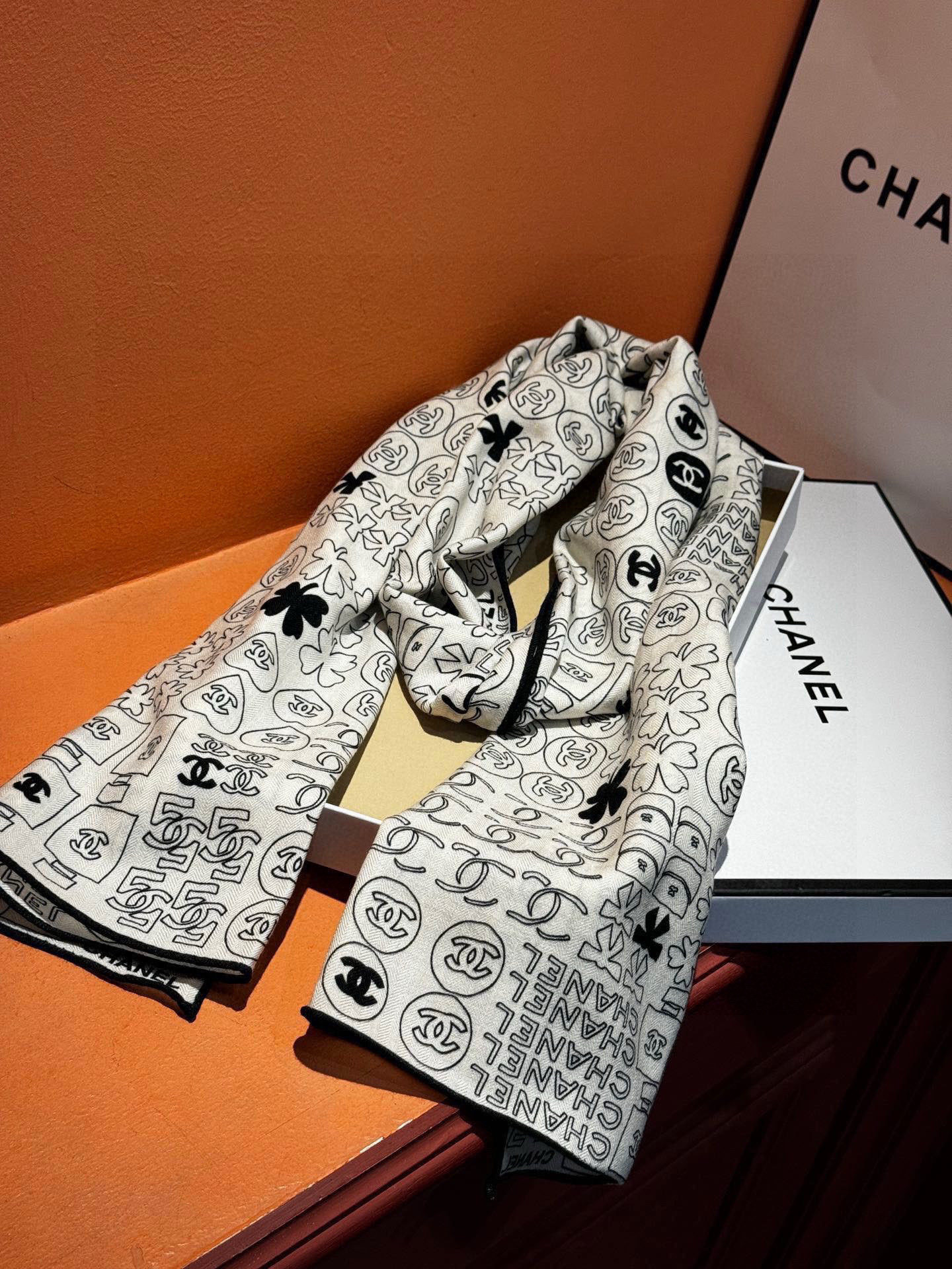 上新❤️
【Chanel】
经典茶花优雅Coco风,Chanel最新菱格丝绒大方巾~气质到骨子里,