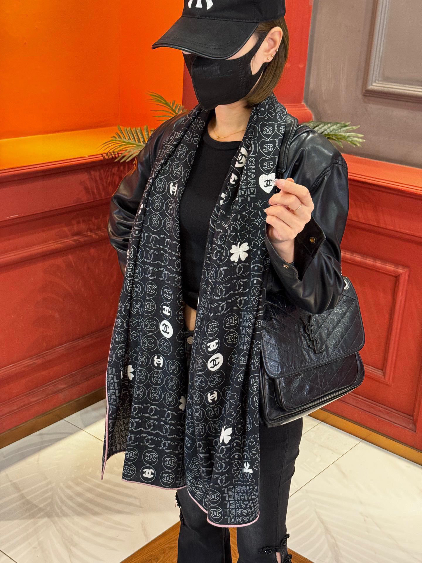 上新❤️
【 Chanel】
经典茶花优雅Coco风,Chanel最新菱格丝绒大方巾~气质到骨子里