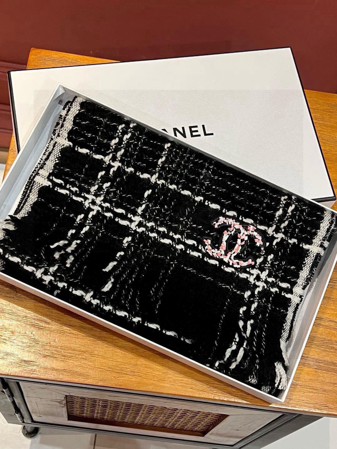  ‼️新😘😘香奈儿（CHANEL）年度最美‼️ 【双C编织格纹披肩】独家渠道原单货‼️年度最新力作 顶极
