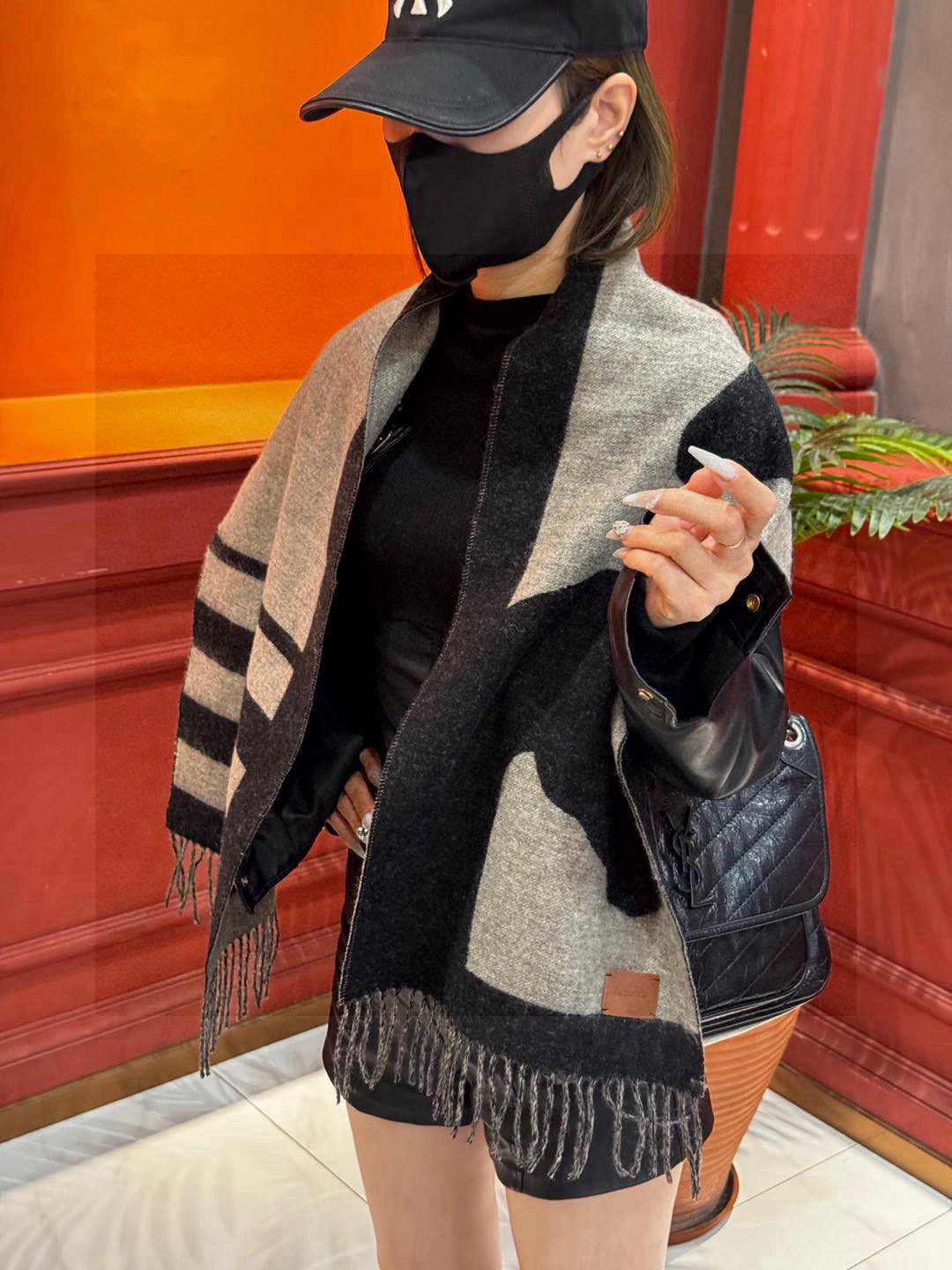   爱马仕新款 这款围巾采用细腻的撞色提花编织，呈现杰夫·麦克菲里奇（Geoff McFetridge）