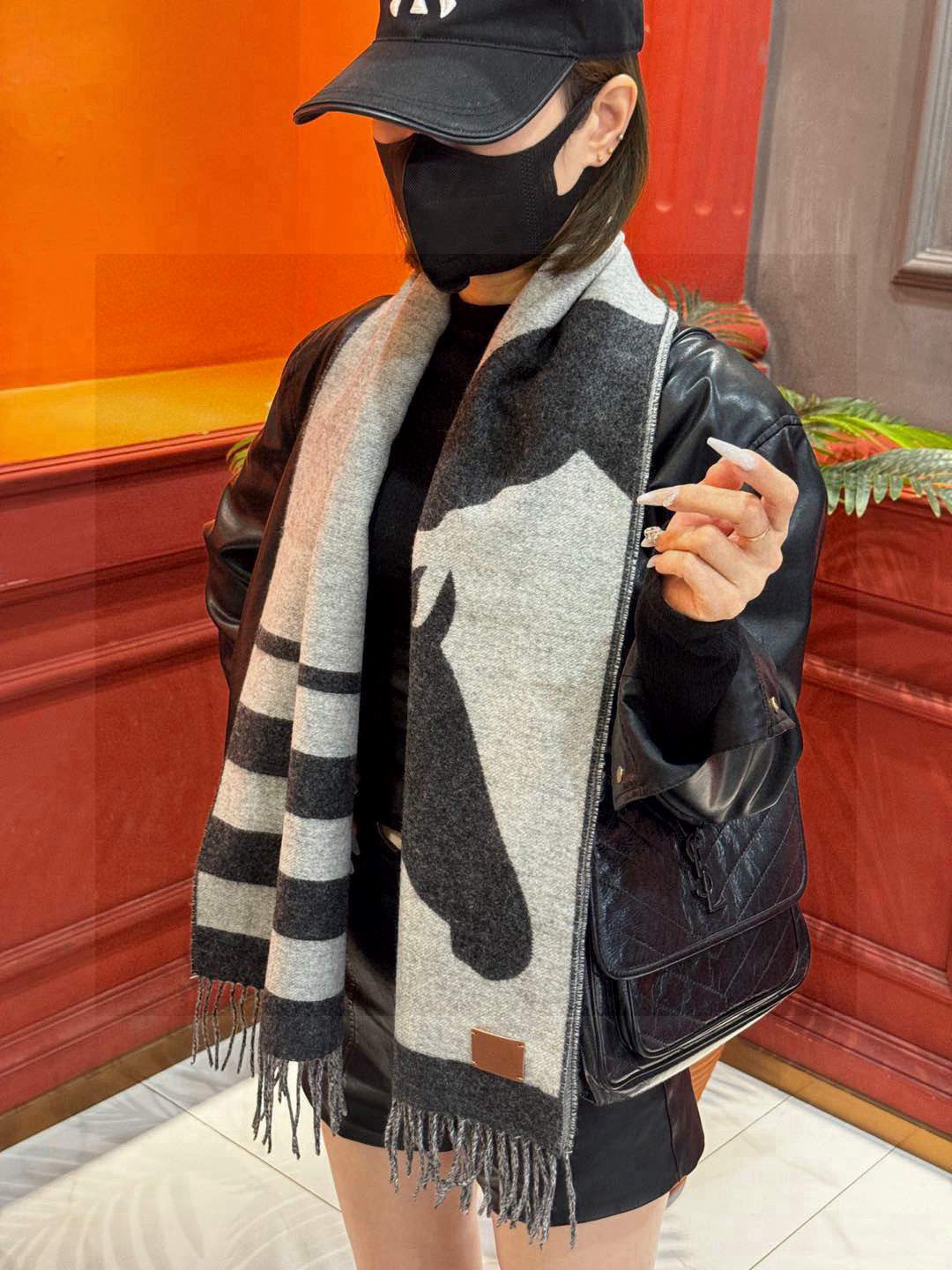   爱马仕新款 这款围巾采用细腻的撞色提花编织，呈现杰夫·麦克菲里奇（Geoff McFetridge）