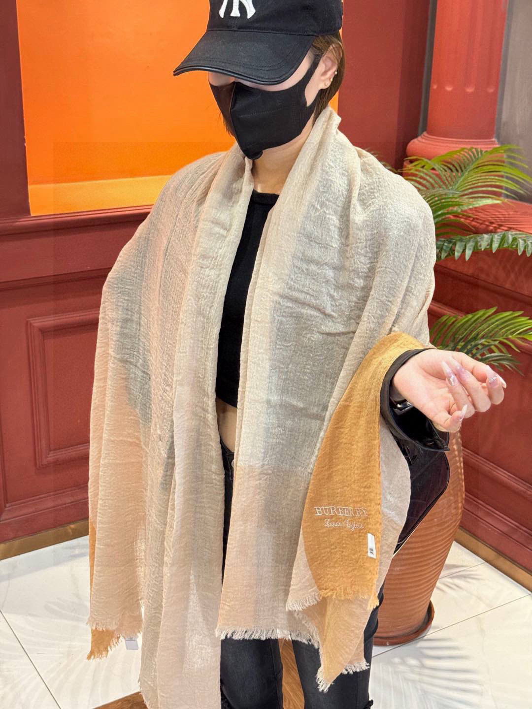  重点推荐！！！高级舒适时髦气质，相信我的就收吧！Burberry这款触动内心的柔美围巾，无法模仿的颜色