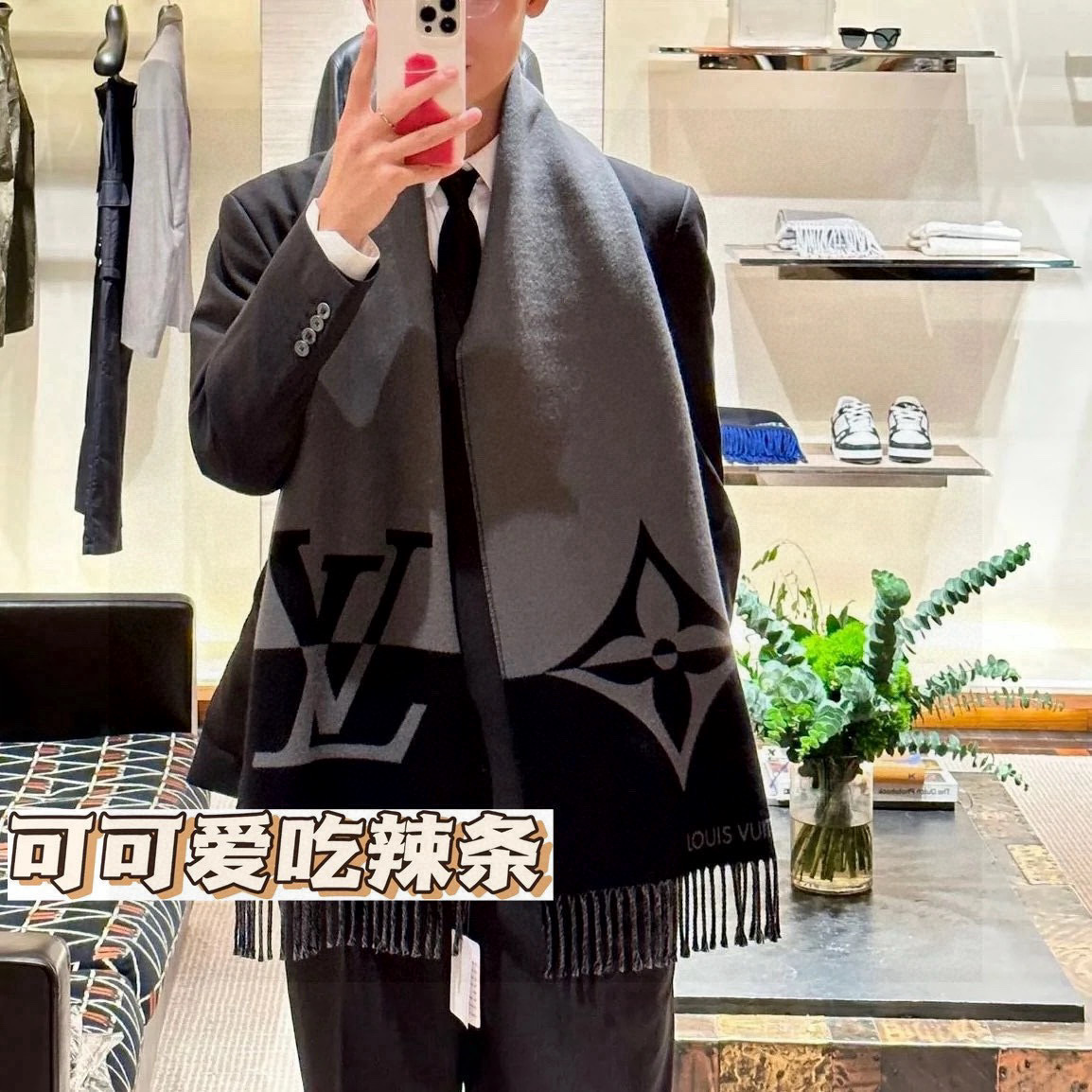   LV  GraPhic Dual围巾采用舒软毛诚信混纺裁出宽幅尺寸，以鲜明双色设计烘托LV字母，翻转