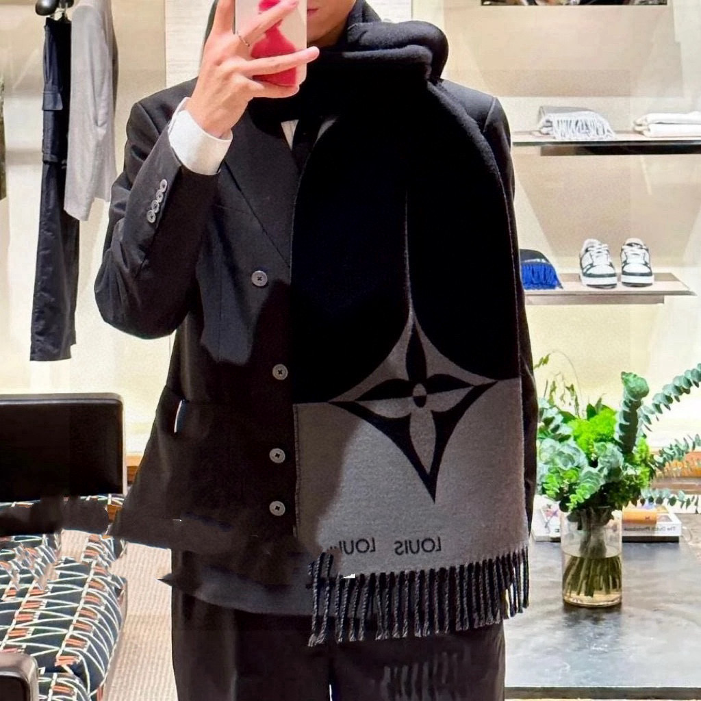   LV  GraPhic Dual围巾采用舒软毛诚信混纺裁出宽幅尺寸，以鲜明双色设计烘托LV字母，翻转