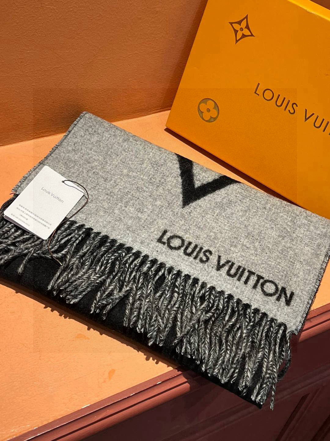   LV  GraPhic Dual围巾采用舒软毛诚信混纺裁出宽幅尺寸，以鲜明双色设计烘托LV字母，翻转