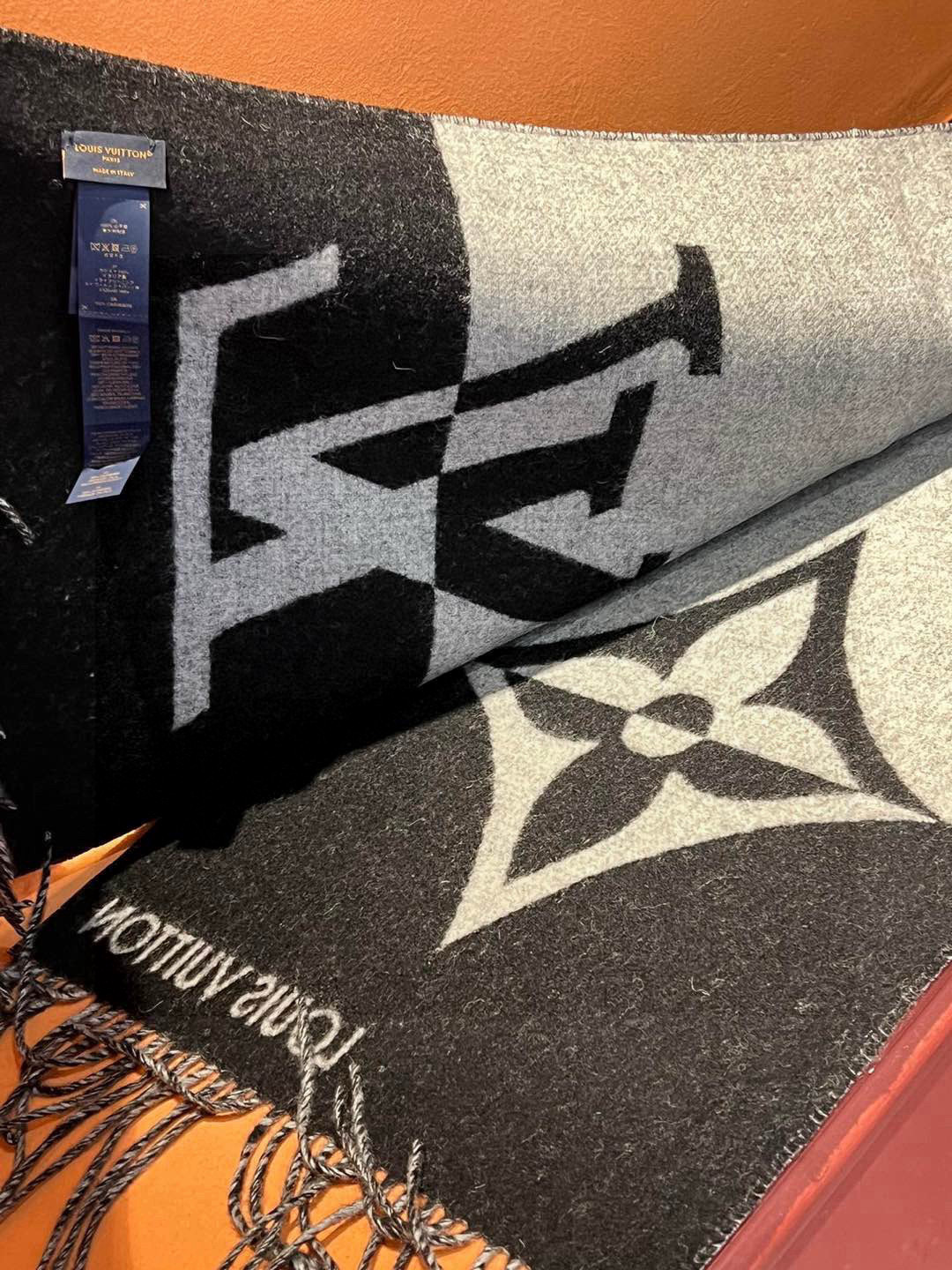   LV  GraPhic Dual围巾采用舒软毛诚信混纺裁出宽幅尺寸，以鲜明双色设计烘托LV字母，翻转