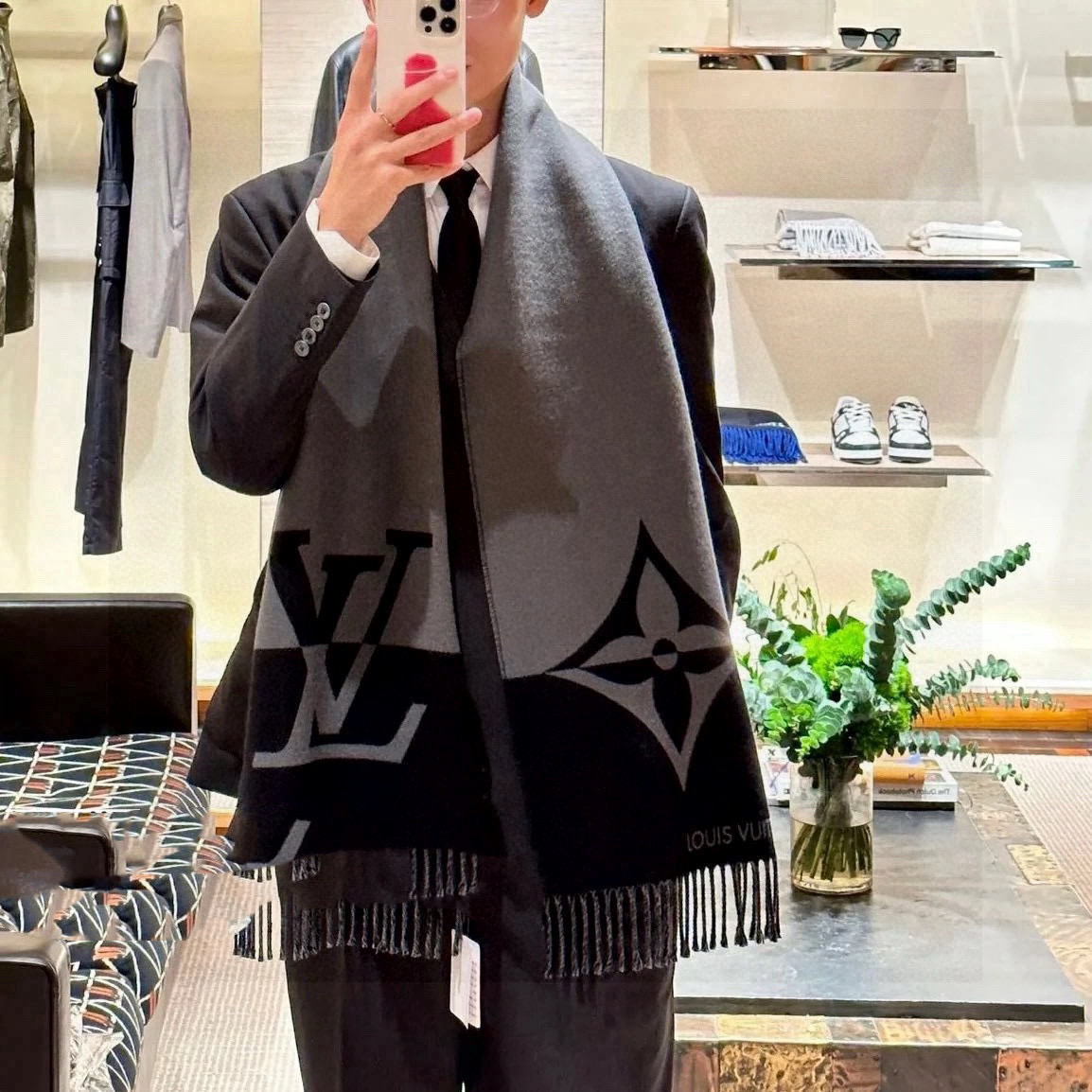   LV  GraPhic Dual围巾采用舒软毛诚信混纺裁出宽幅尺寸，以鲜明双色设计烘托LV字母，翻转