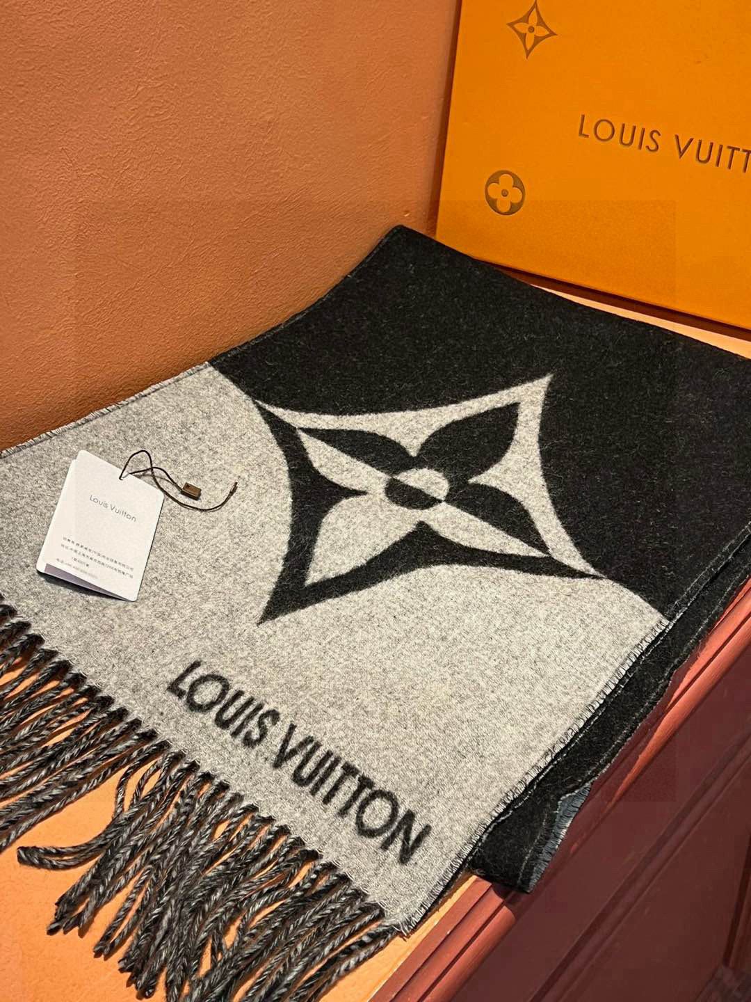   LV  GraPhic Dual围巾采用舒软毛诚信混纺裁出宽幅尺寸，以鲜明双色设计烘托LV字母，翻转