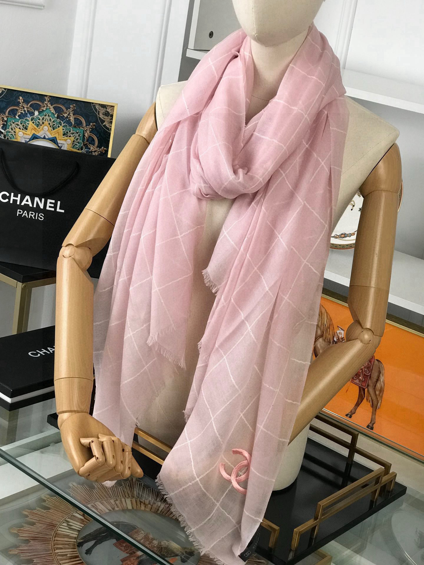   👑👑香奈儿最新款羊绒长围巾❗️给意大利专柜的特供货。羊绒工坊的buling闪闪。我该怎样描述她的工艺