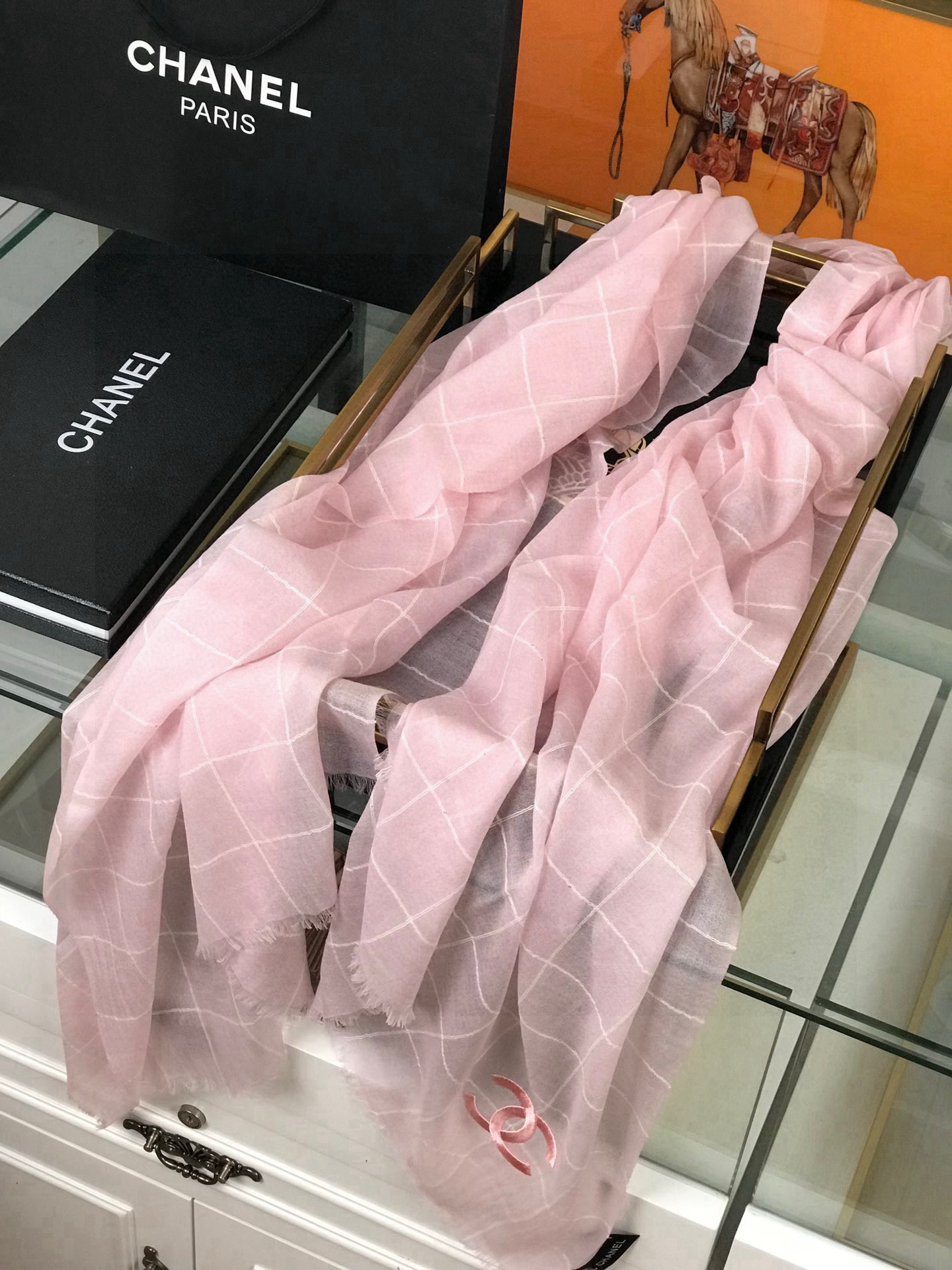   👑👑香奈儿最新款羊绒长围巾❗️给意大利专柜的特供货。羊绒工坊的buling闪闪。我该怎样描述她的工艺